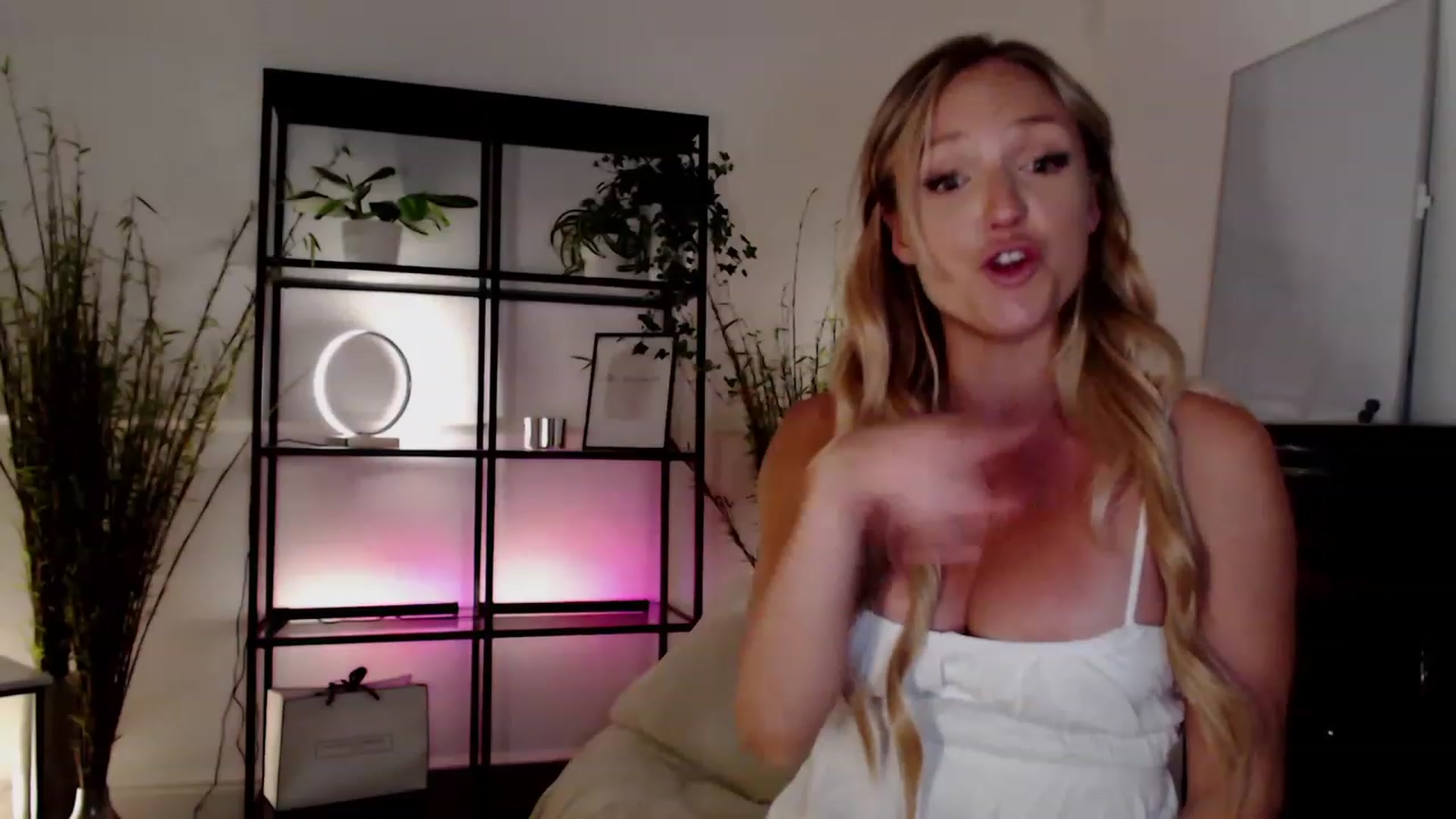 Gallery image thumbnail from MissCandece's myfreecams stream on, 05/31/2023, 22:02 image 3 of 20