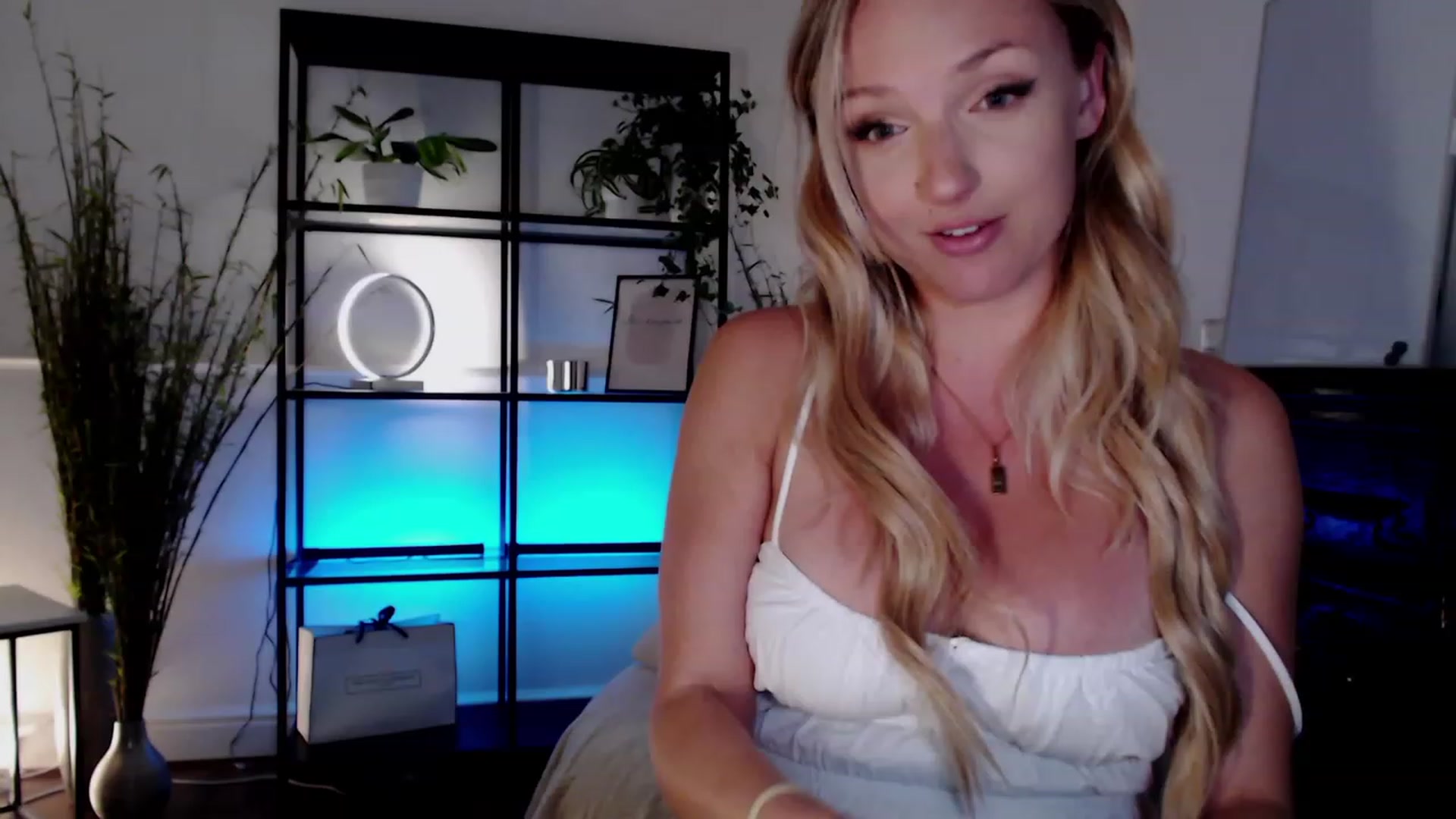 Gallery image thumbnail from MissCandece's myfreecams stream on, 05/31/2023, 22:02 image 11 of 20