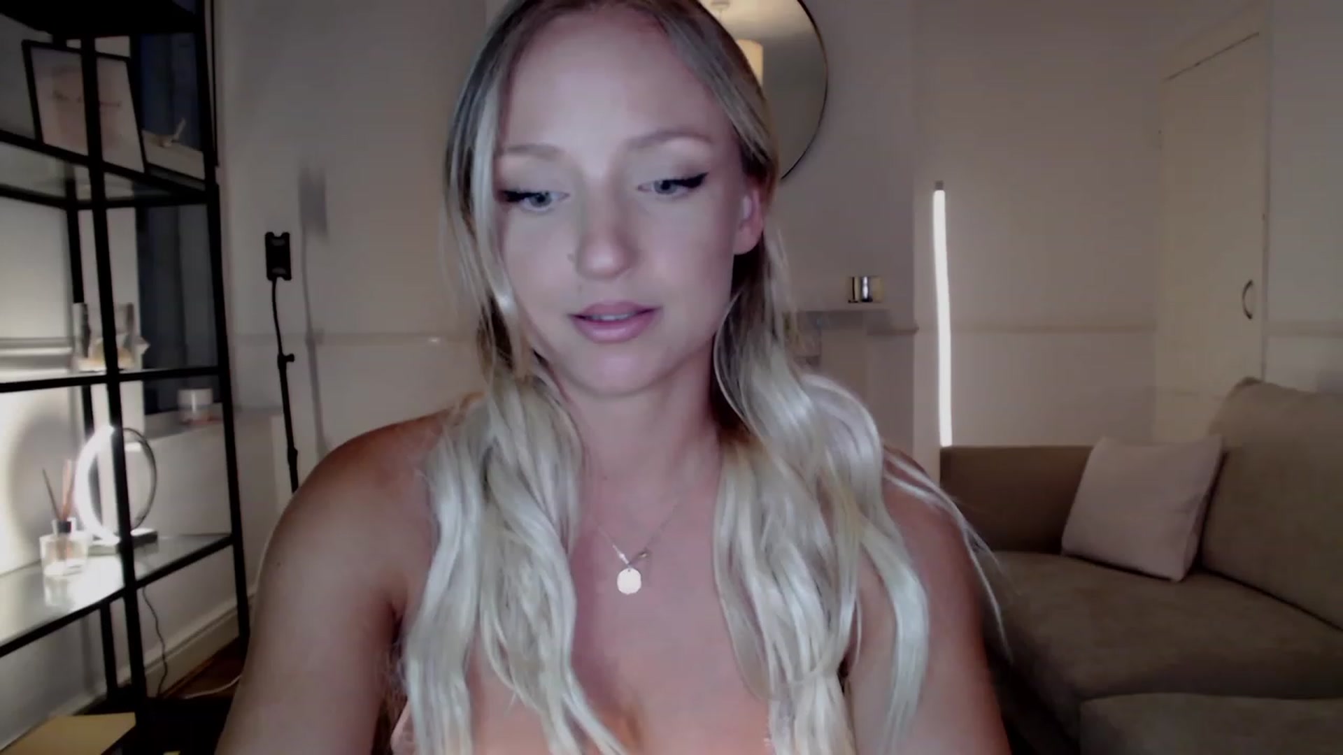 Gallery image thumbnail from MissCandece's myfreecams stream on, 08/15/2023, 20:46 image 8 of 20