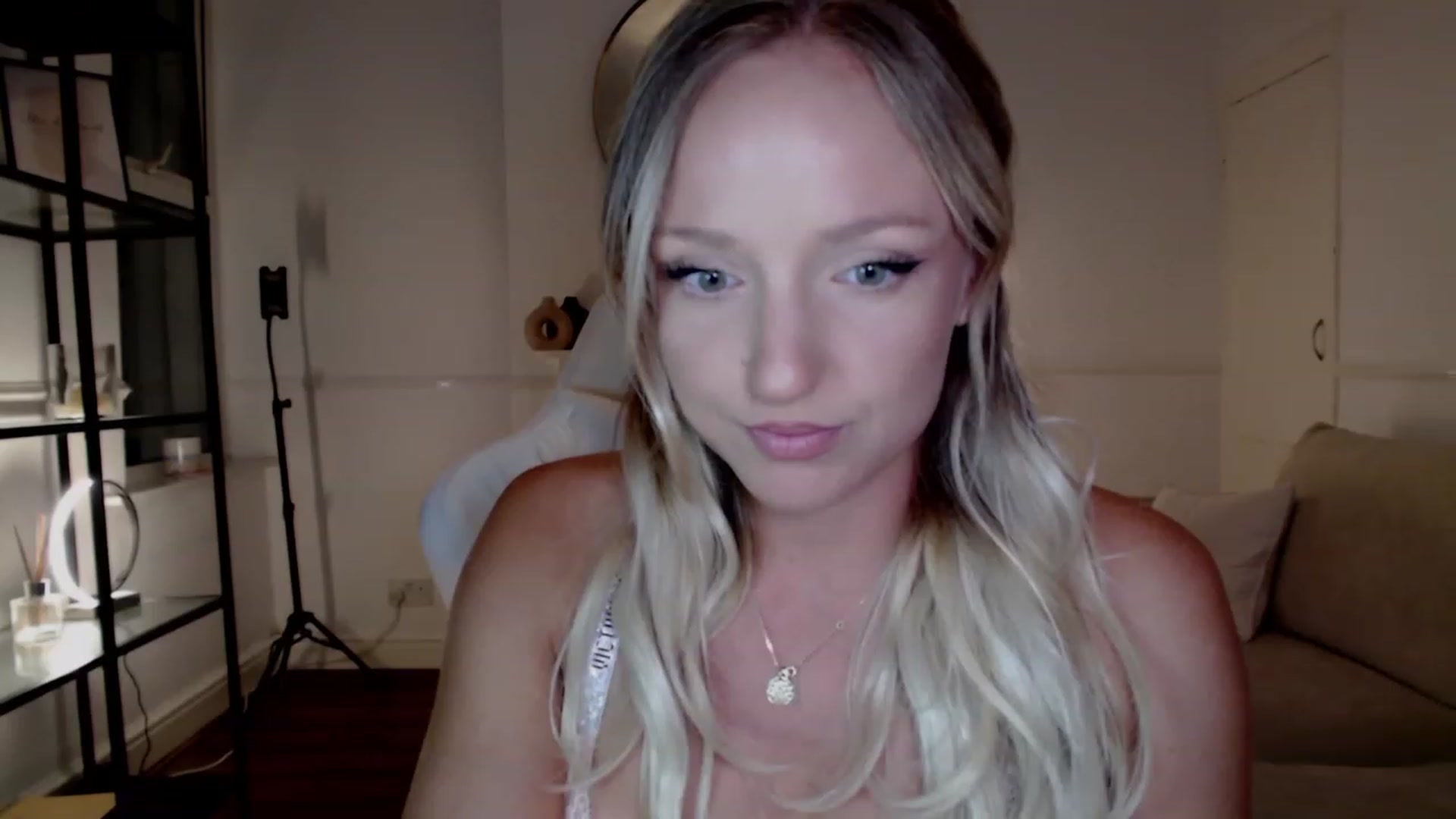 Gallery image thumbnail from MissCandece's myfreecams stream on, 08/15/2023, 20:46 image 11 of 20