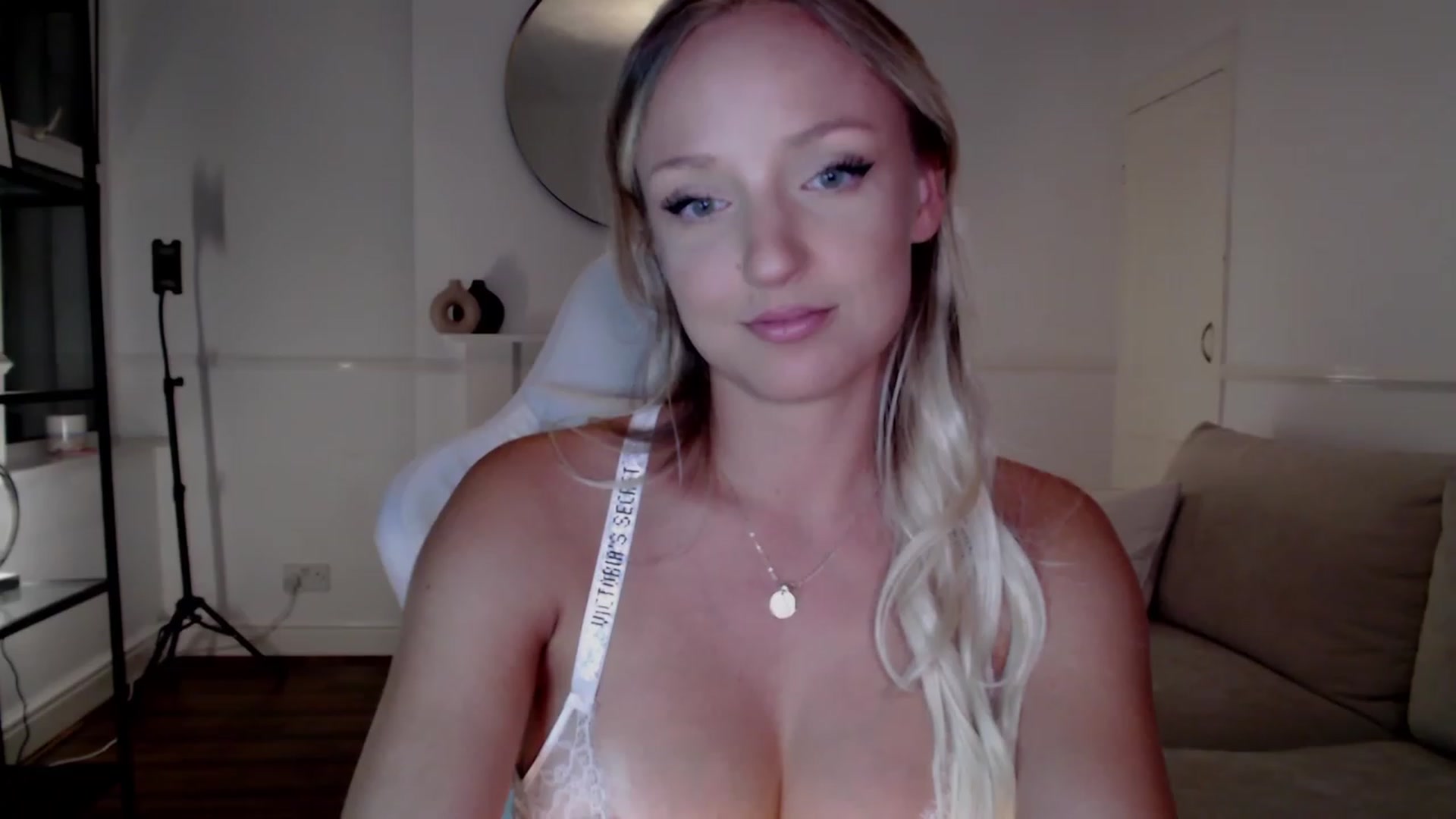 Gallery image thumbnail from MissCandece's myfreecams stream on, 08/15/2023, 20:46 image 20 of 20
