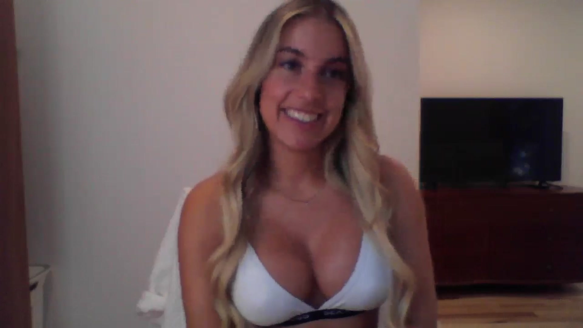 Gallery image thumbnail from MissDelphine's myfreecams stream on, 07/16/2025, 17:34 image 12 of 20