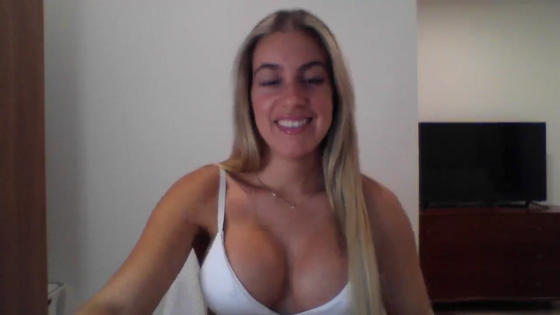 Gallery image thumbnail from MissDelphine's myfreecams stream on, 08/04/2025, 16:24 image 14 of 20