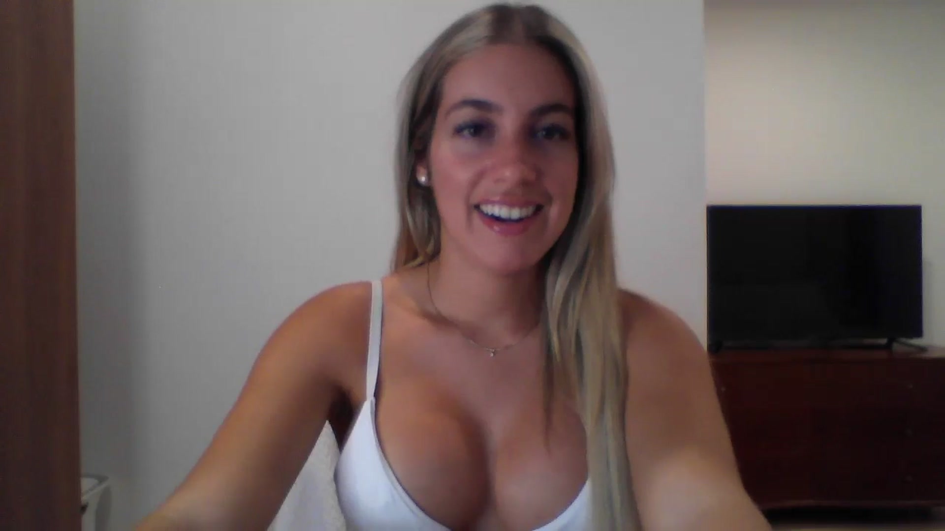 Gallery image thumbnail from MissDelphine's myfreecams stream on, 08/04/2025, 16:24 image 15 of 20