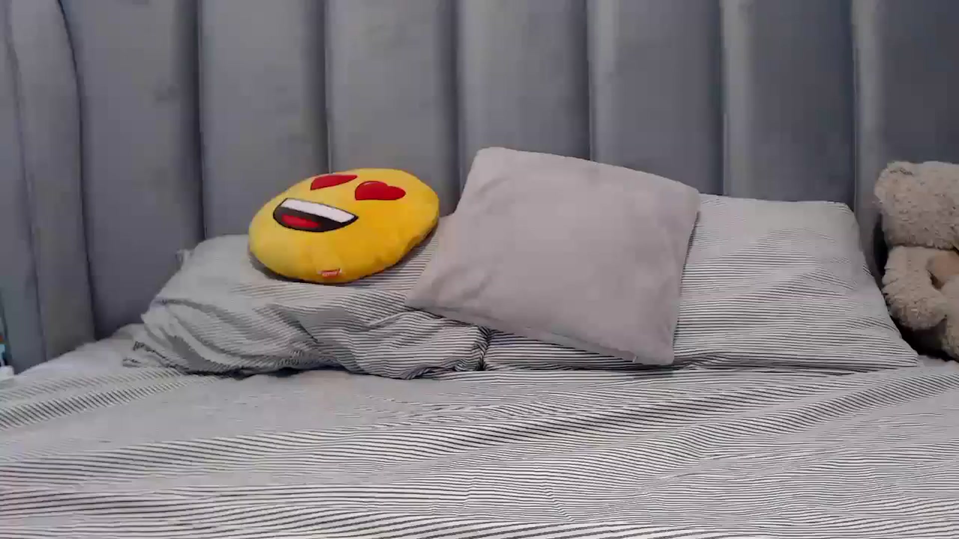 Gallery image thumbnail from MissDivinna's myfreecams stream on, 08/03/2024, 23:24 image 3 of 20