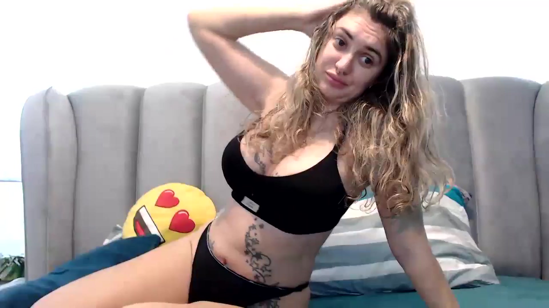Gallery image thumbnail from MissDivinna's myfreecams stream on, 11/15/2024, 03:15 image 17 of 20
