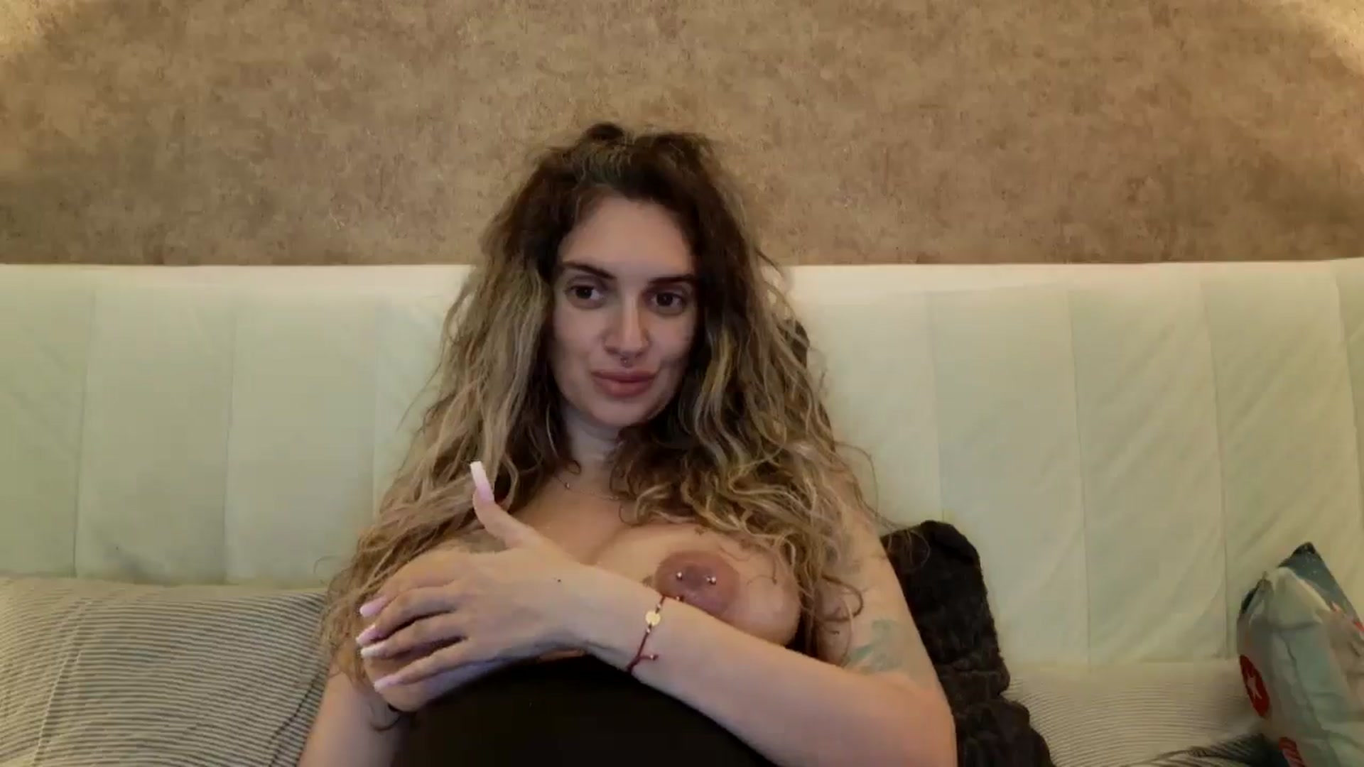 Gallery image thumbnail from MissDivinna's myfreecams stream on, 08/06/2025, 22:37 image 2 of 20
