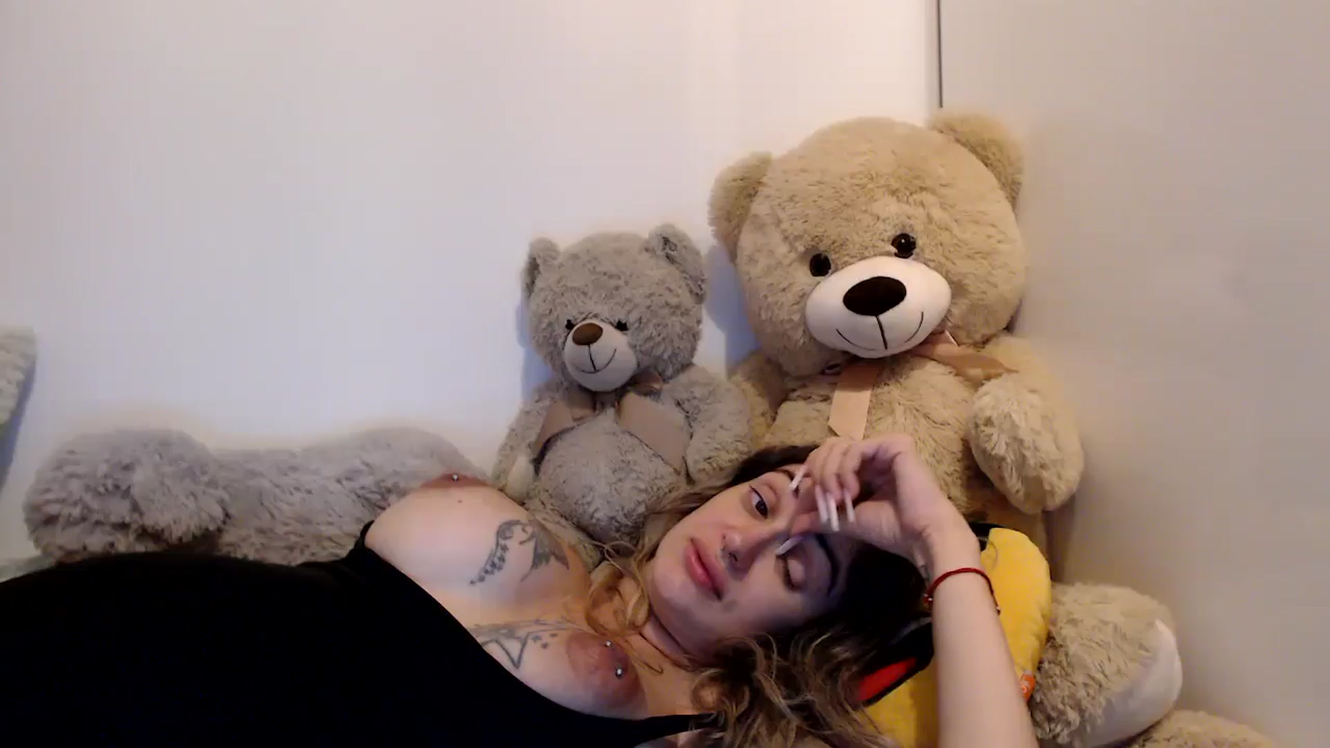 Gallery image thumbnail from MissDivinna's myfreecams stream on, 08/22/2025, 23:00 image 16 of 20