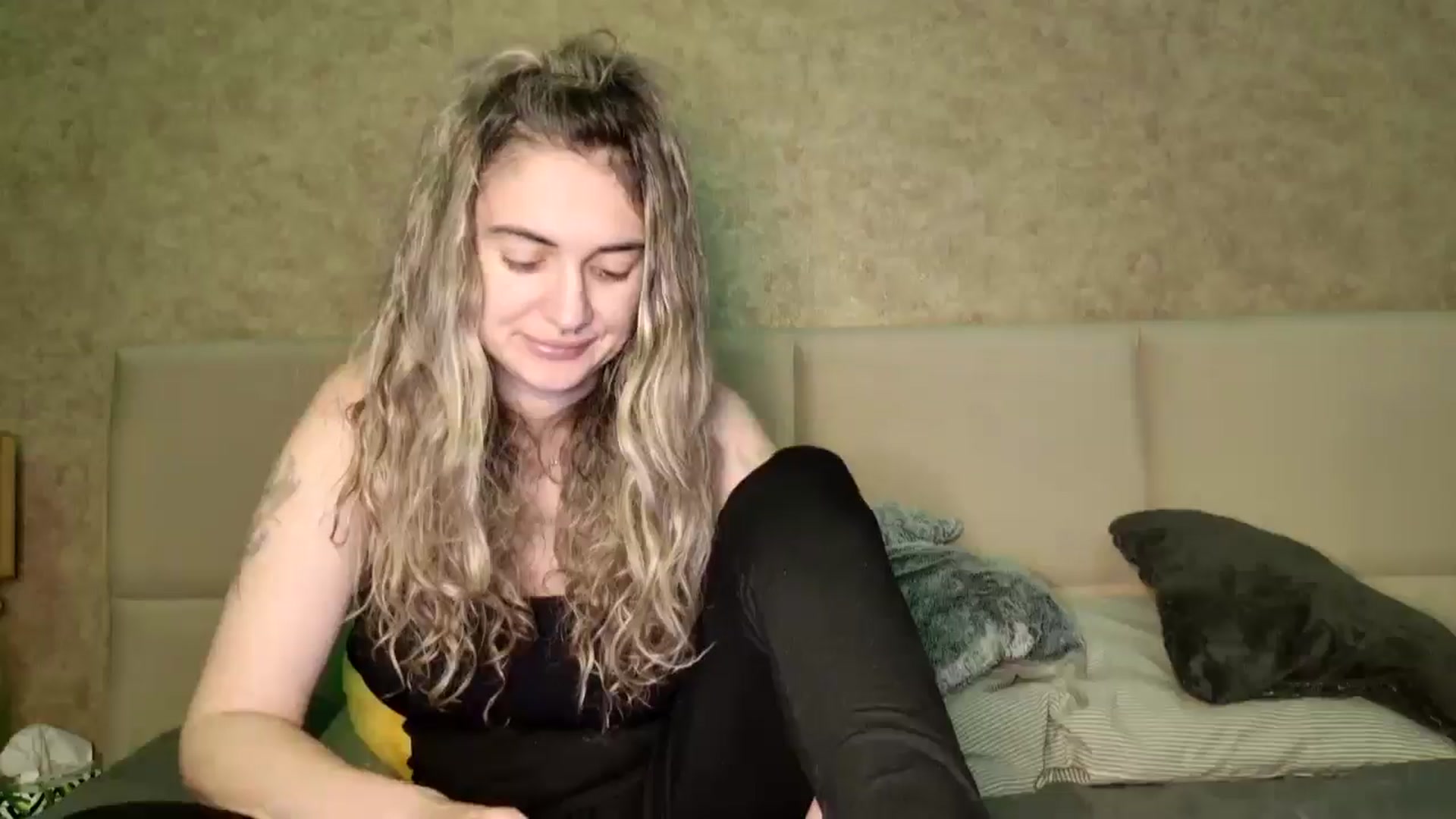 Gallery image thumbnail from MissDivinna's myfreecams stream on, 01/05/2026, 05:31 image 16 of 20