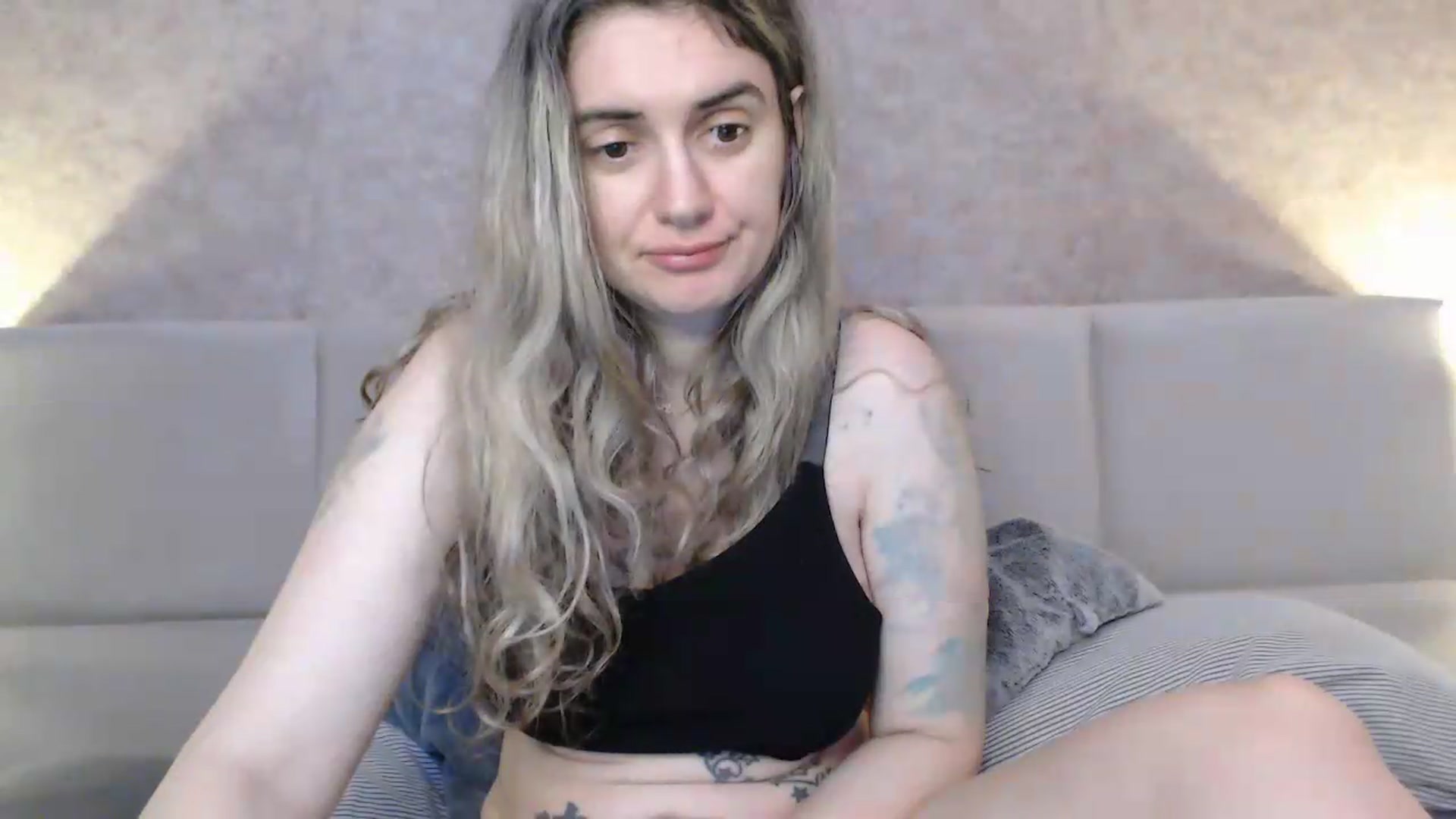 Gallery image thumbnail from MissDivinna's myfreecams stream on, 05/28/2026, 01:52 image 17 of 20