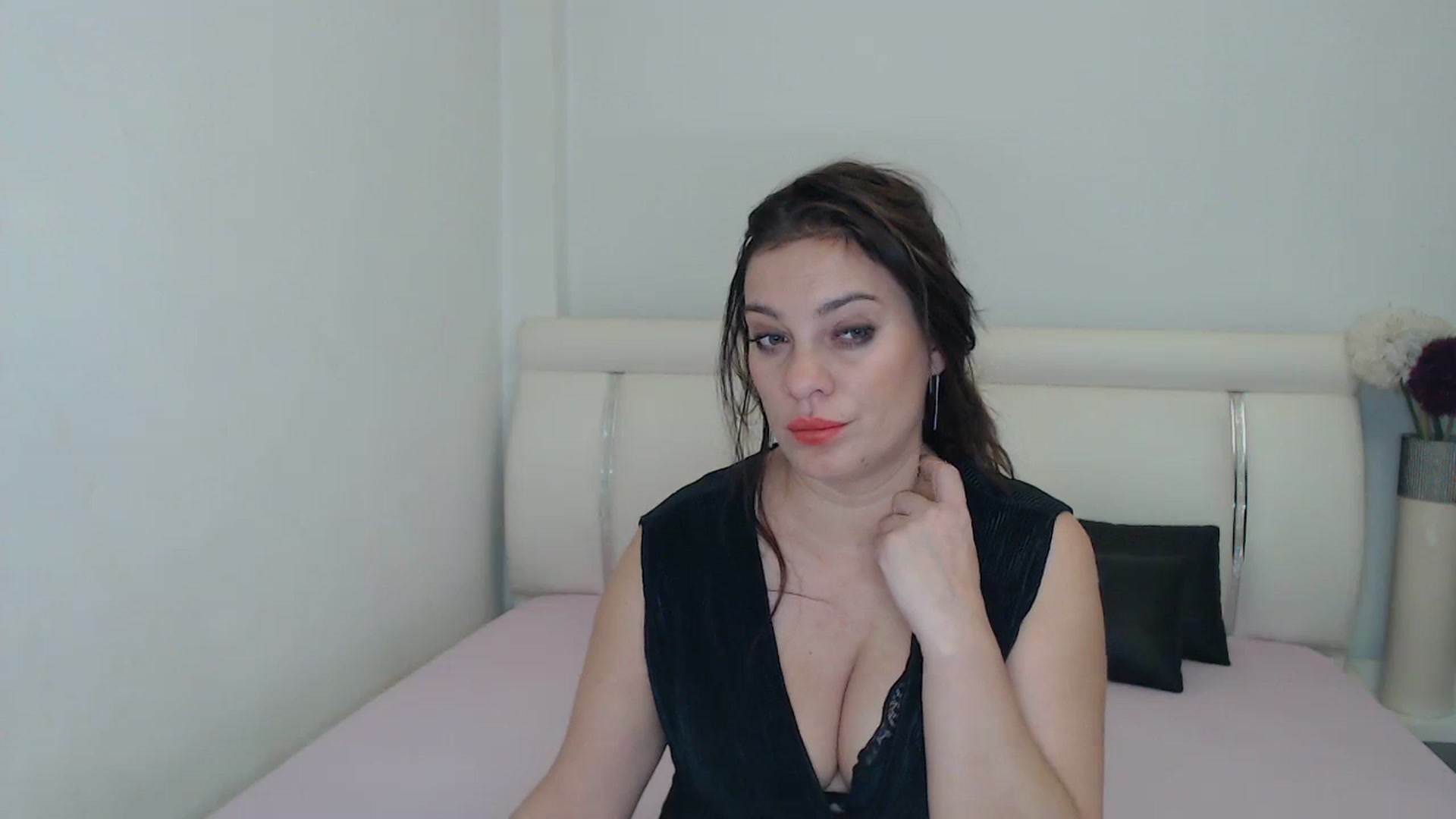 Gallery image thumbnail from MissEva0's myfreecams stream on, 12/03/2023, 14:49 image 17 of 20