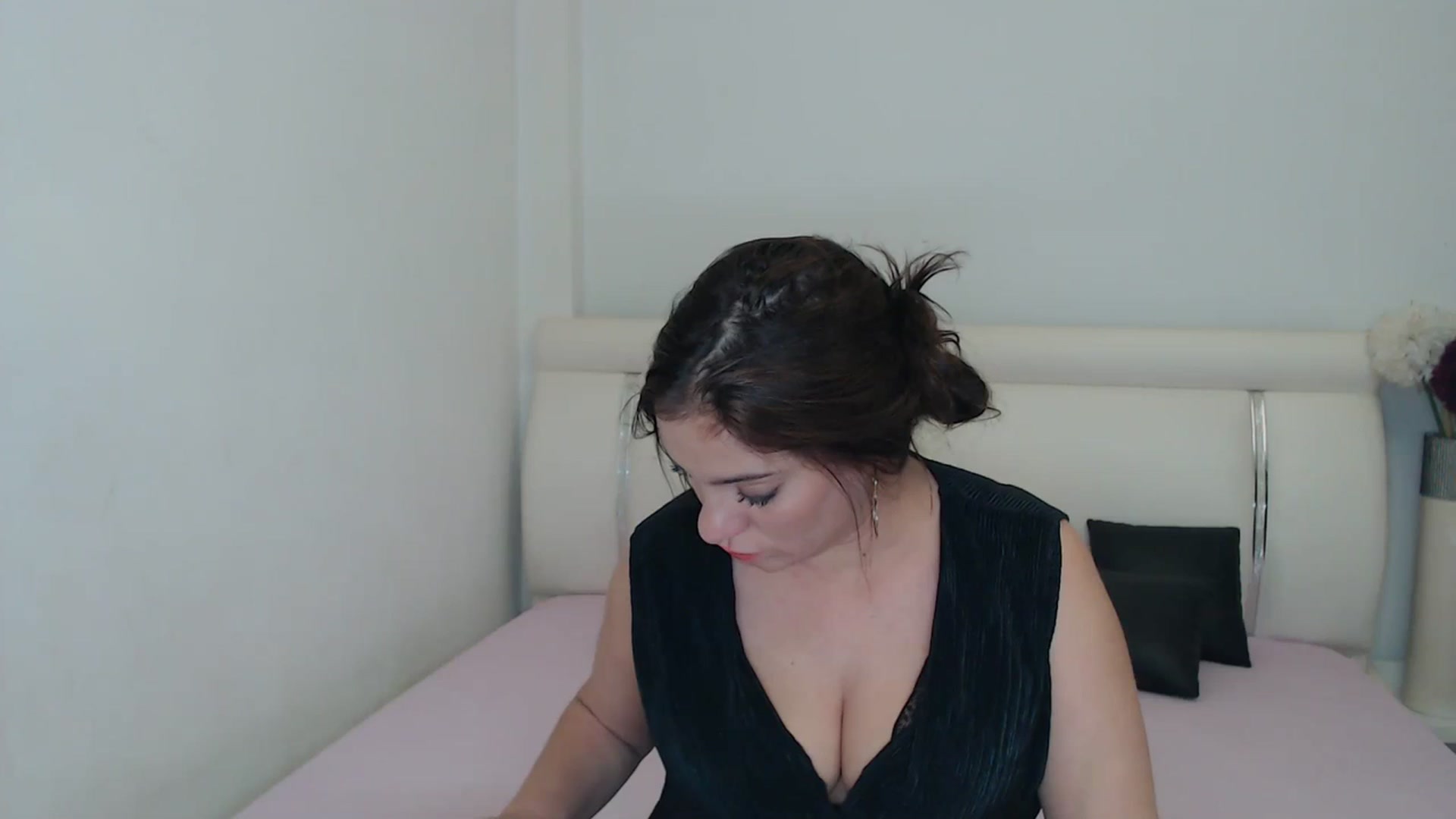 Gallery image thumbnail from MissEva0's myfreecams stream on, 12/03/2023, 18:40 image 12 of 20