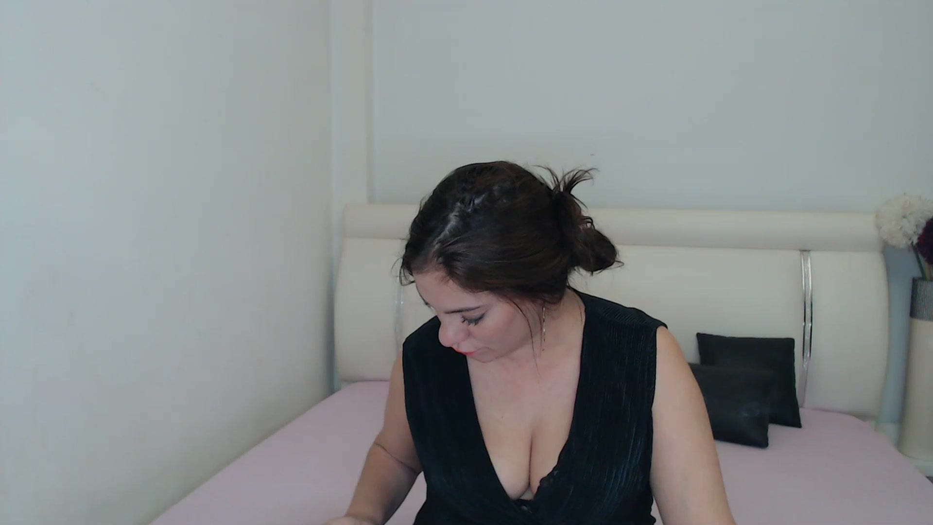 Gallery image thumbnail from MissEva0's myfreecams stream on, 12/03/2023, 18:40 image 8 of 20