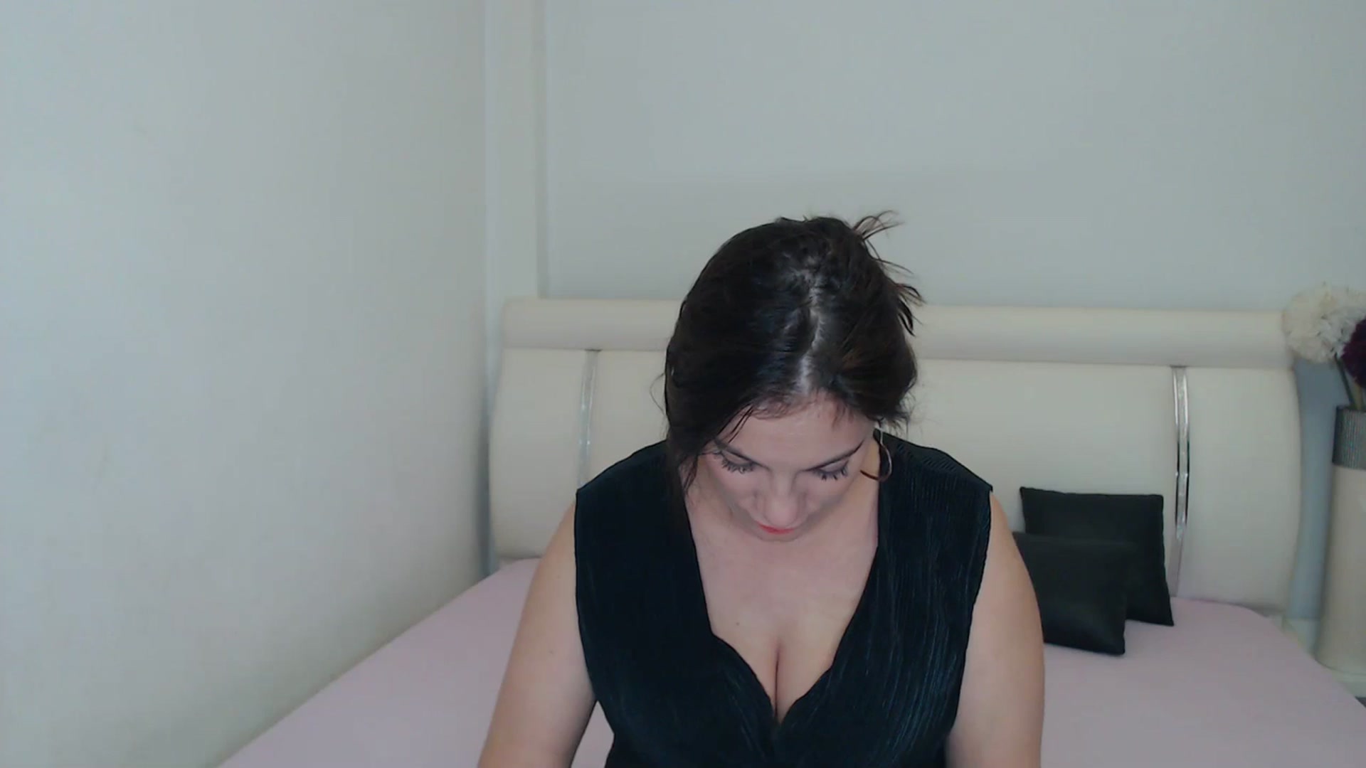 Gallery image thumbnail from MissEva0's myfreecams stream on, 12/03/2023, 18:59 image 11 of 20