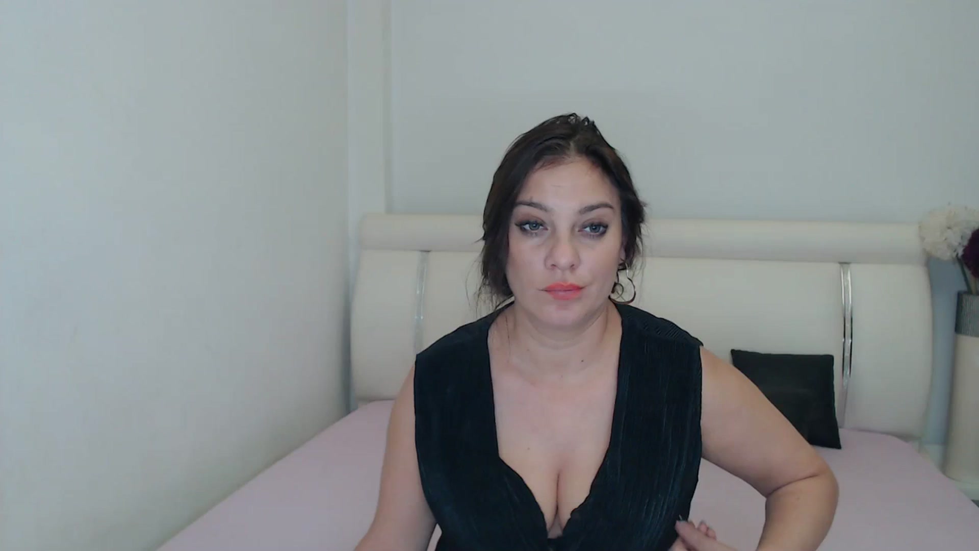 Gallery image thumbnail from MissEva0's myfreecams stream on, 12/03/2023, 18:59 image 8 of 20