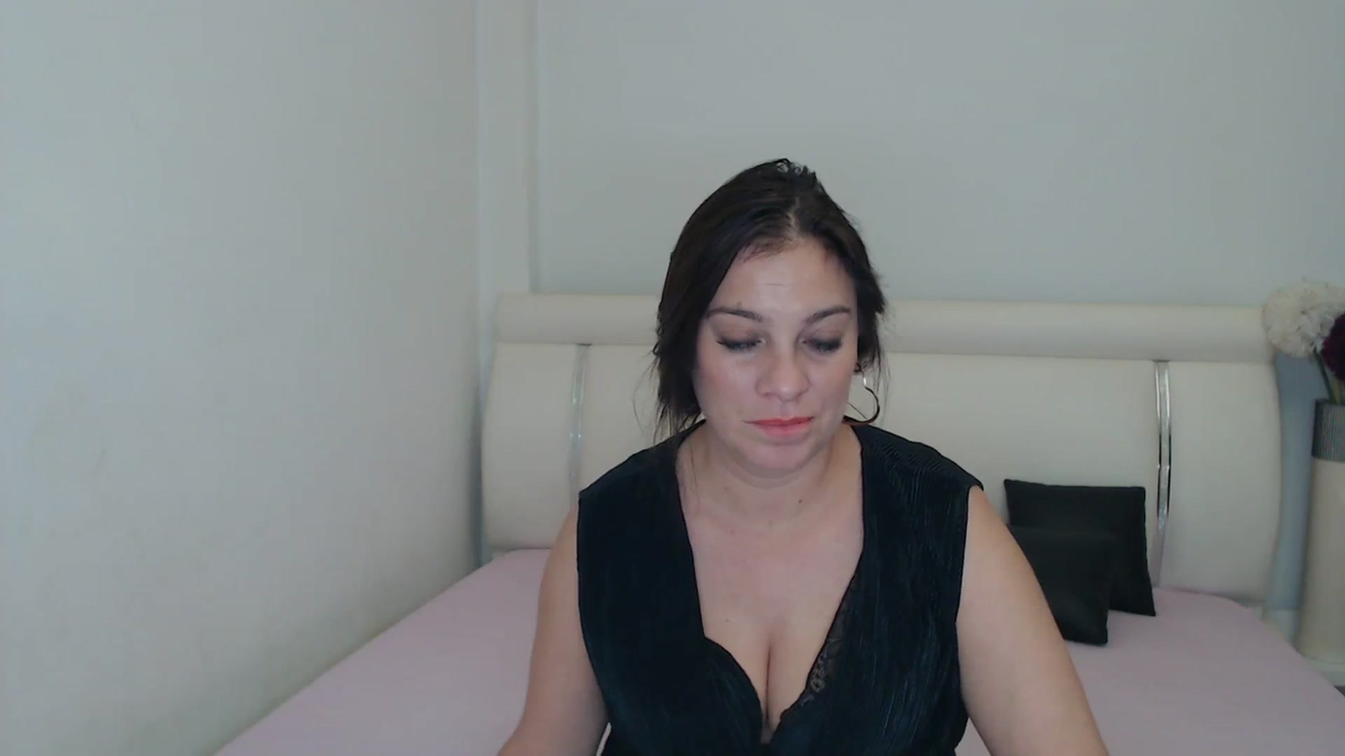 Gallery image thumbnail from MissEva0's myfreecams stream on, 12/03/2023, 18:59 image 16 of 20