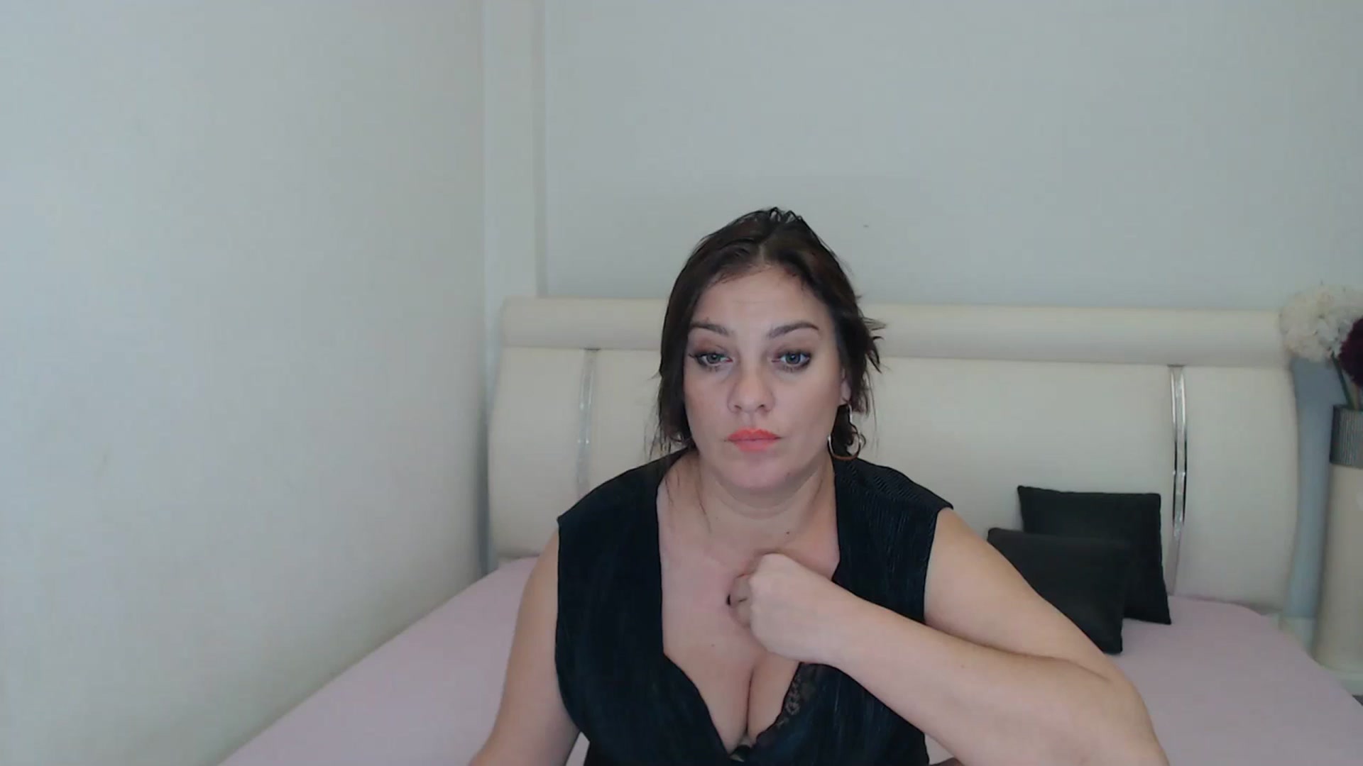 Gallery image thumbnail from MissEva0's myfreecams stream on, 12/03/2023, 18:59 image 3 of 20