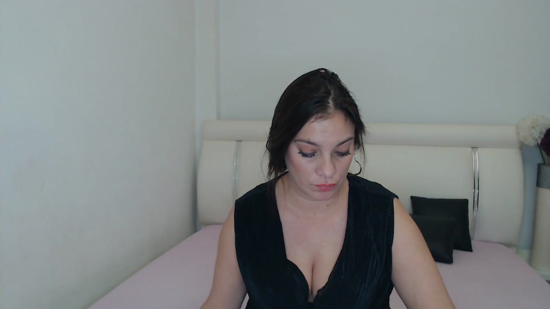 Gallery image thumbnail from MissEva0's myfreecams stream on, 12/03/2023, 18:59 image 15 of 20