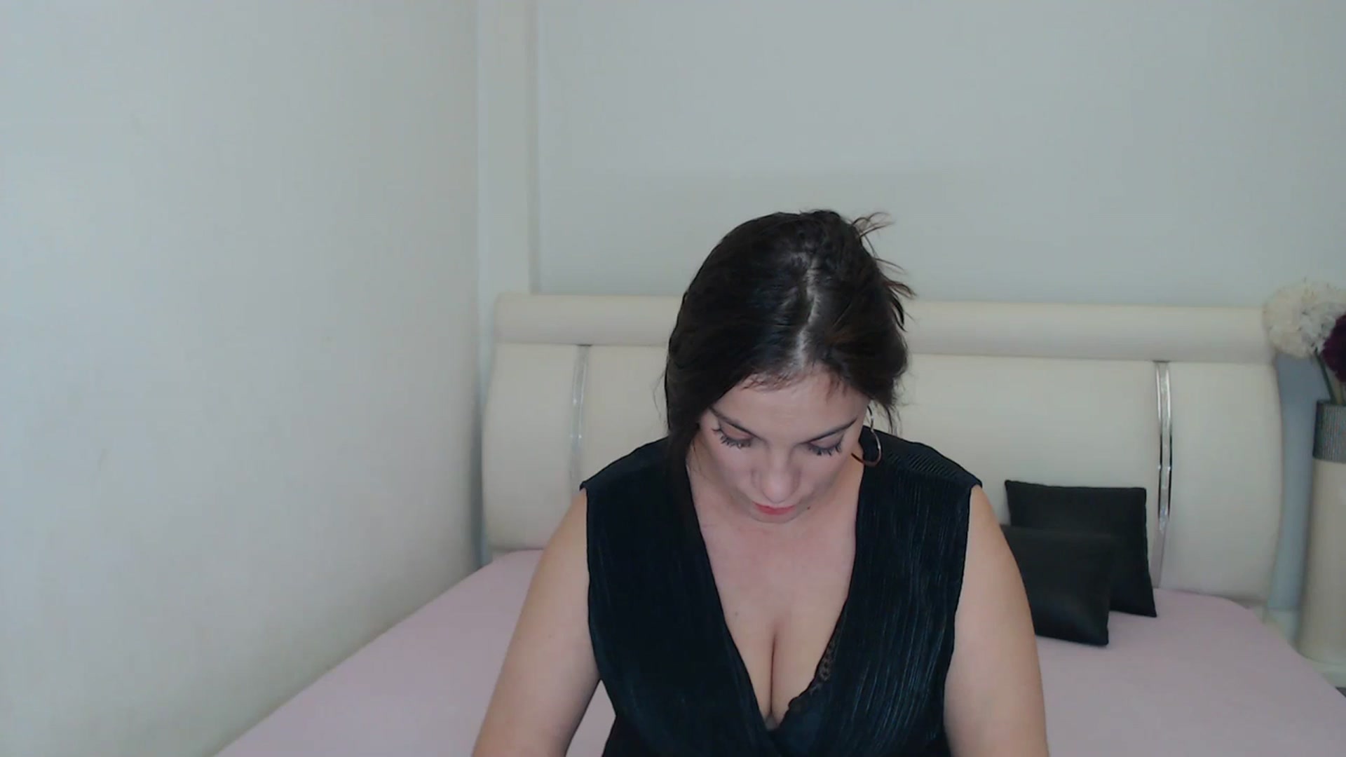 Gallery image thumbnail from MissEva0's myfreecams stream on, 12/03/2023, 18:59 image 19 of 20