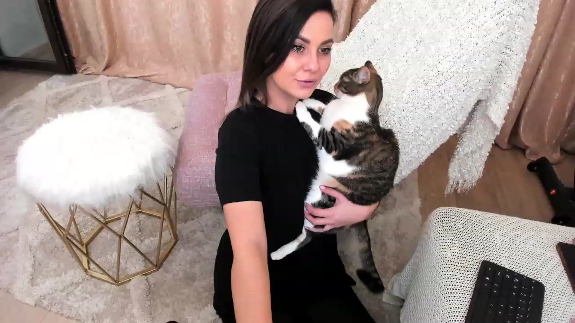 Gallery image thumbnail from MissFairy's myfreecams stream on, 12/18/2022, 23:40 image 10 of 20