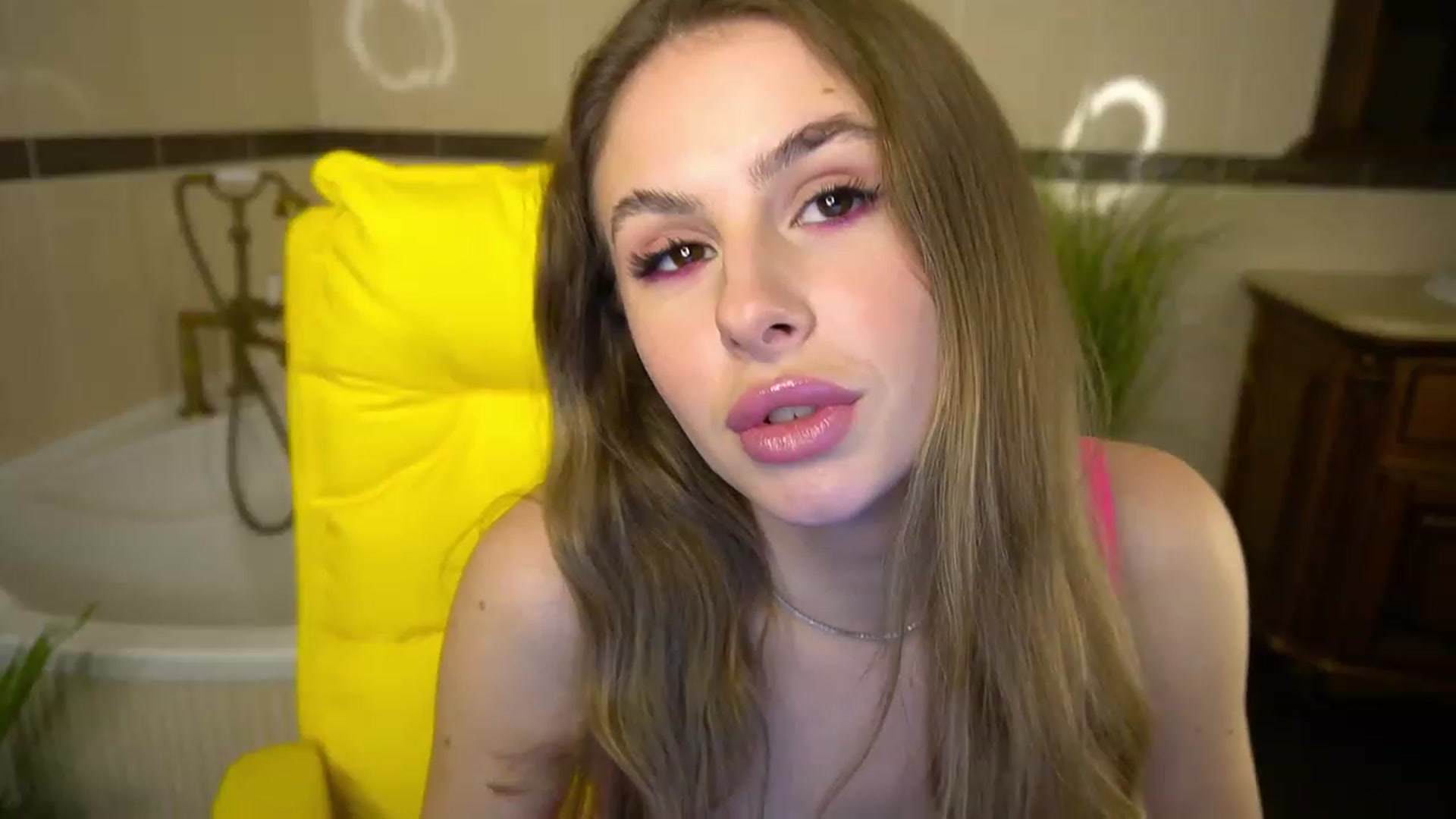Gallery image thumbnail from MissGadriela's myfreecams stream on, 04/21/2023, 06:54 image 4 of 20