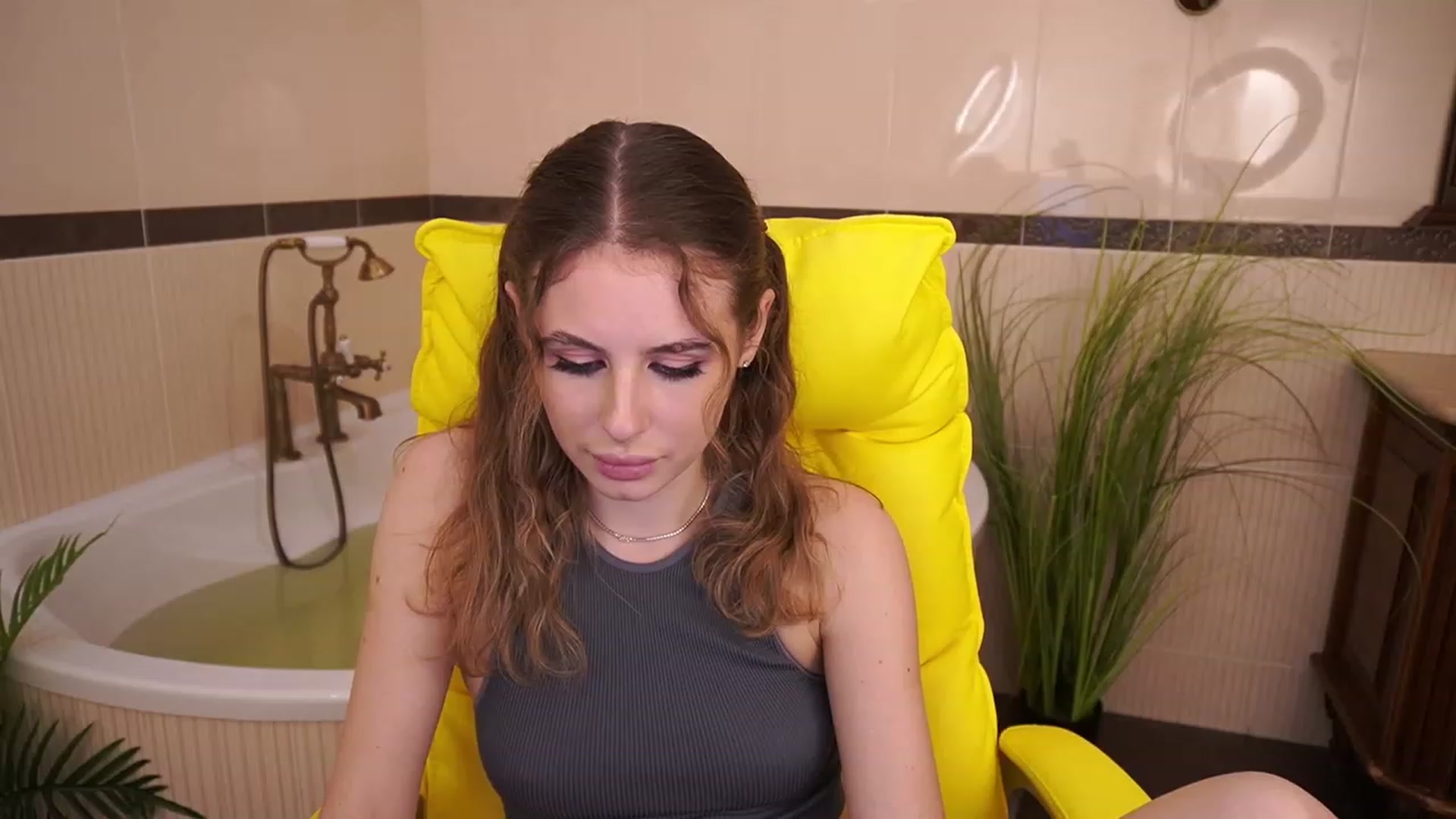 Gallery image thumbnail from MissGadriela's myfreecams stream on, 05/16/2023, 18:45 image 18 of 20