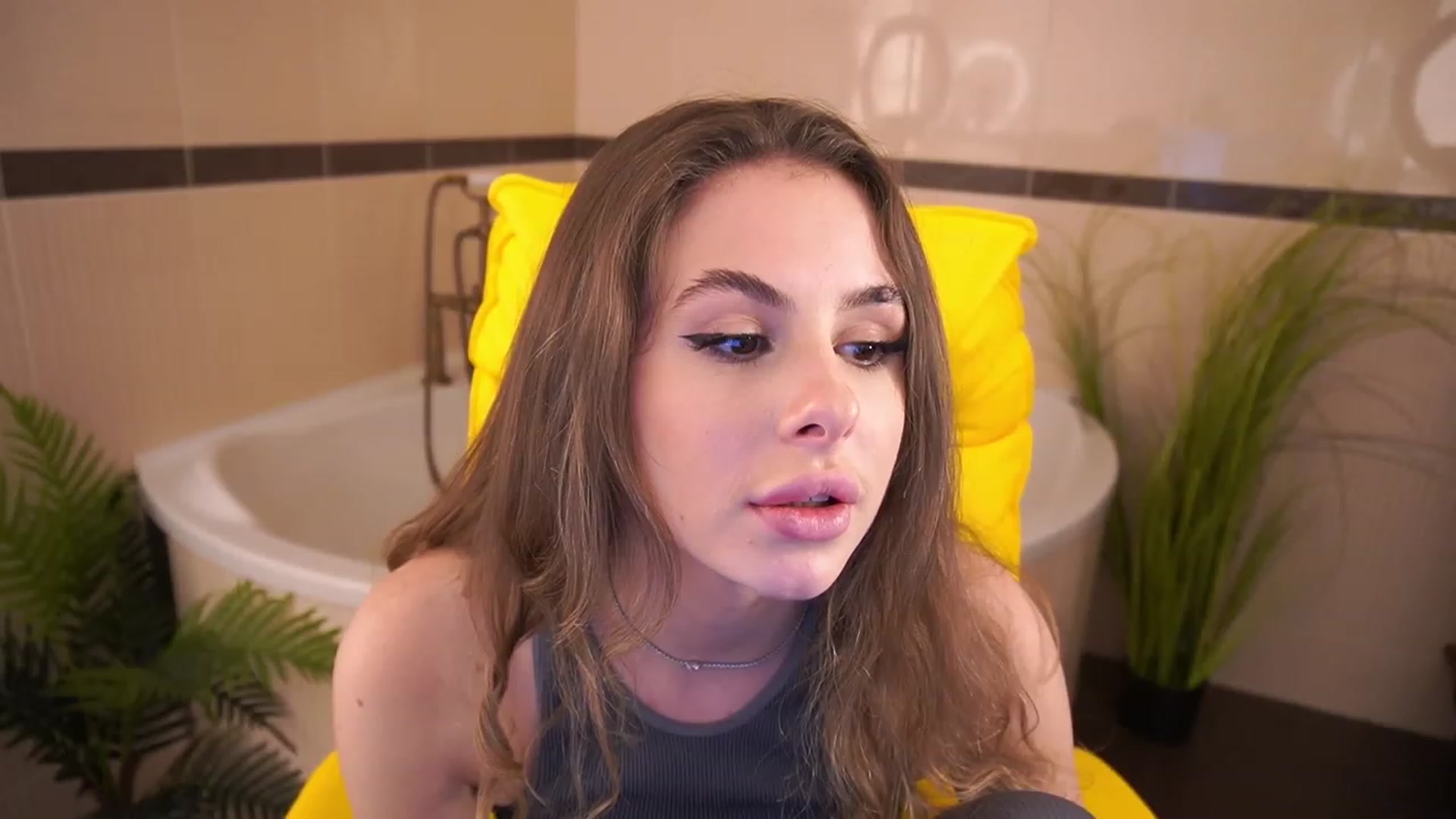 Gallery image thumbnail from MissGadriela's myfreecams stream on, 06/04/2023, 11:10 image 1 of 20