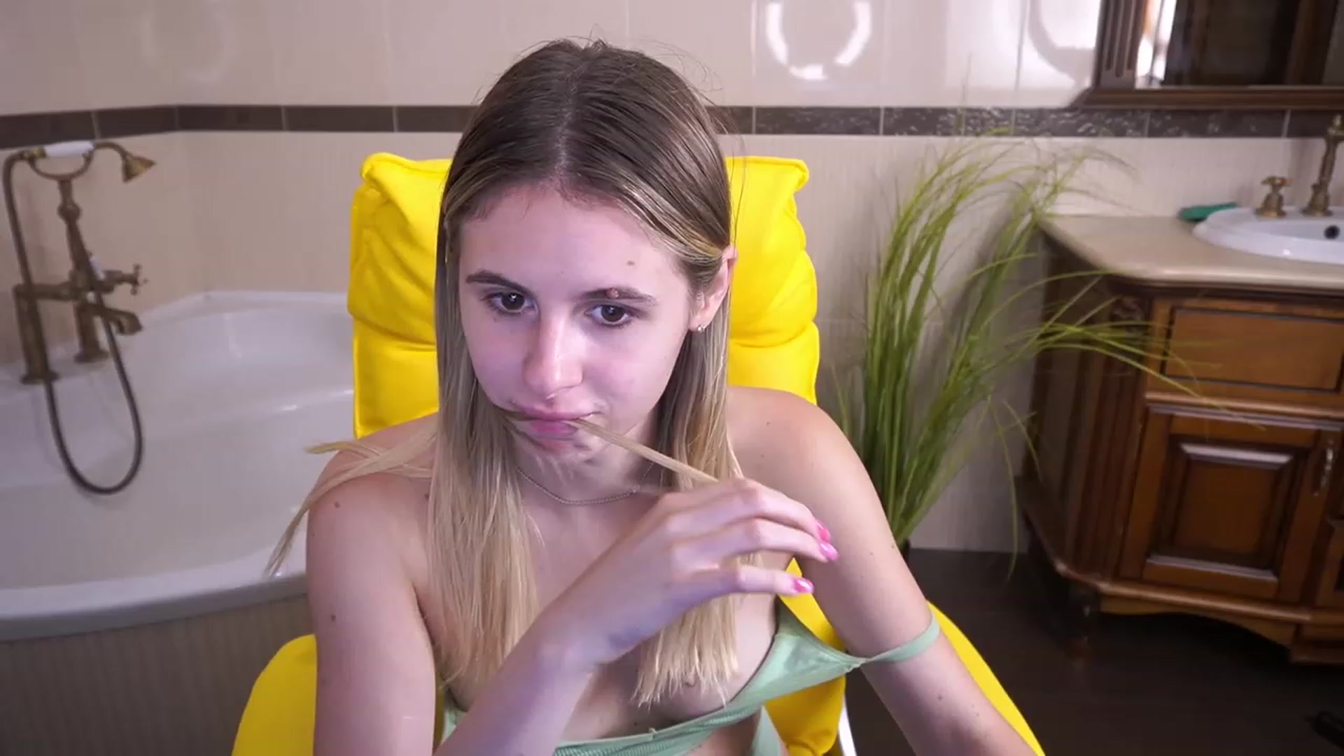 Gallery image thumbnail from MissGadriela's myfreecams stream on, 07/07/2023, 15:01 image 11 of 20