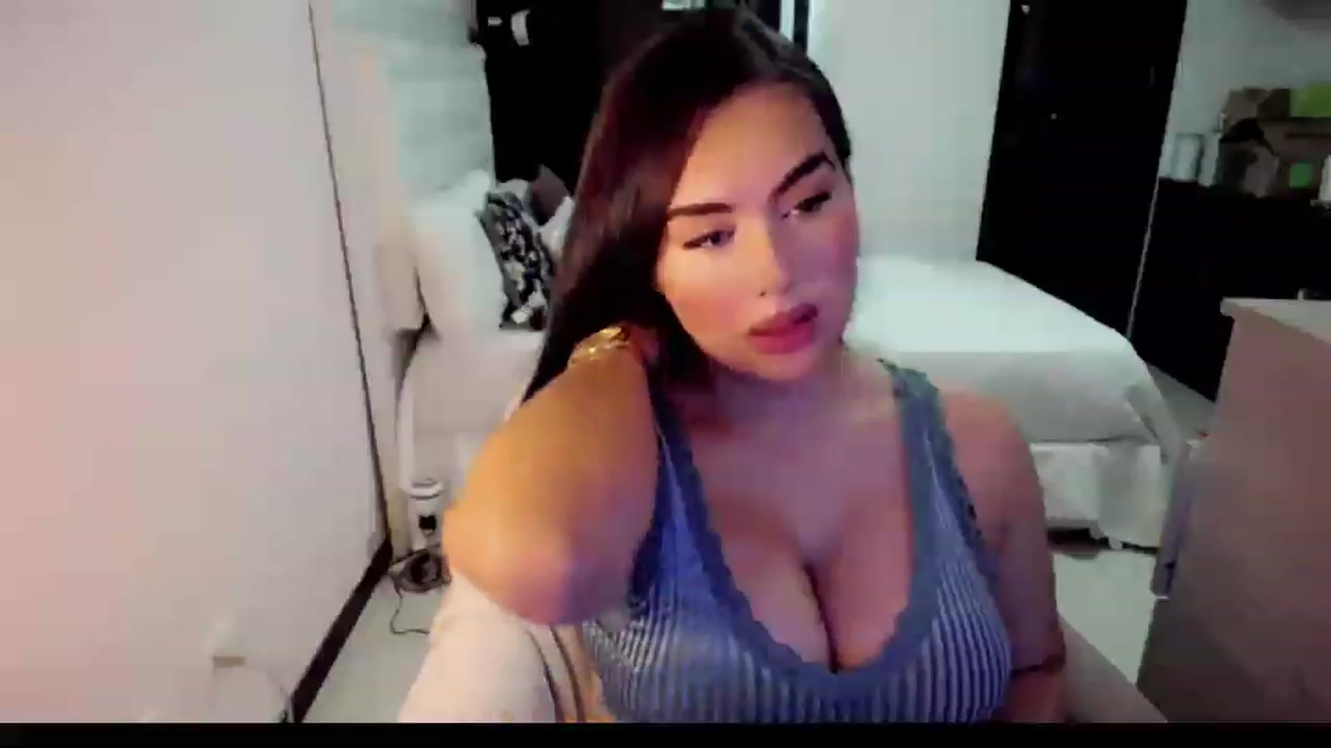 Gallery image thumbnail from MissHill's myfreecams stream on, 04/15/2023, 17:54 image 3 of 20