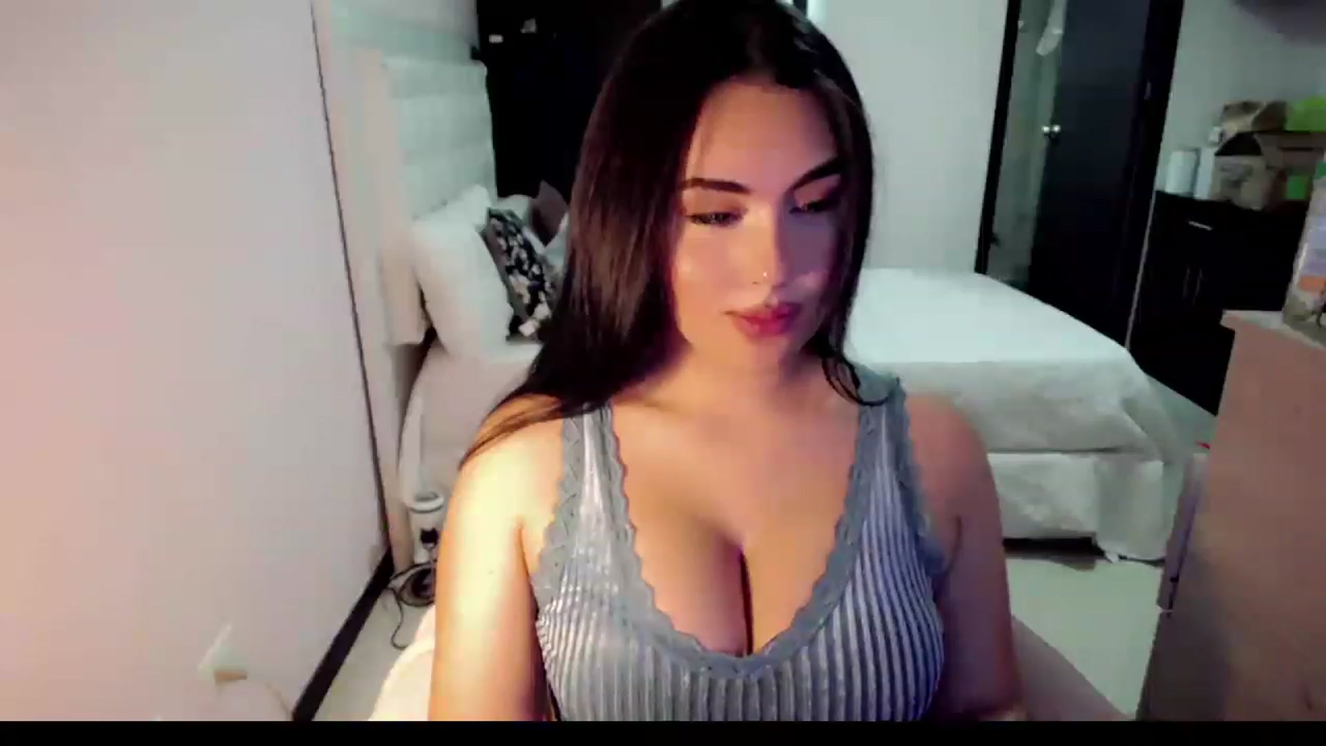Gallery image thumbnail from MissHill's myfreecams stream on, 04/15/2023, 21:12 image 14 of 20