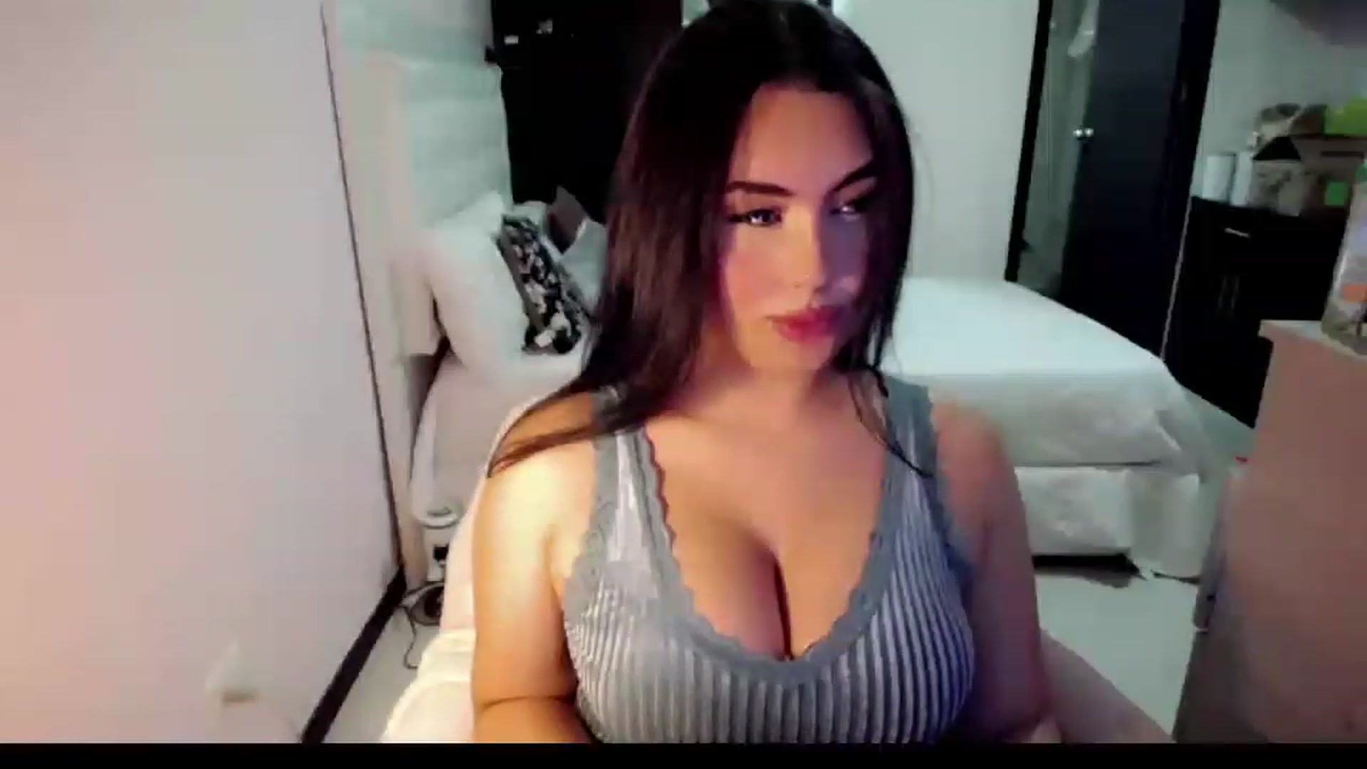 Gallery image thumbnail from MissHill's myfreecams stream on, 04/15/2023, 21:12 image 16 of 20