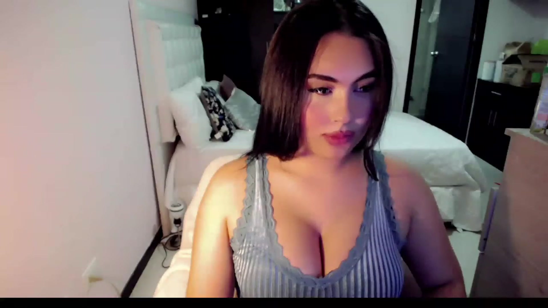 Gallery image thumbnail from MissHill's myfreecams stream on, 04/15/2023, 21:12 image 13 of 20