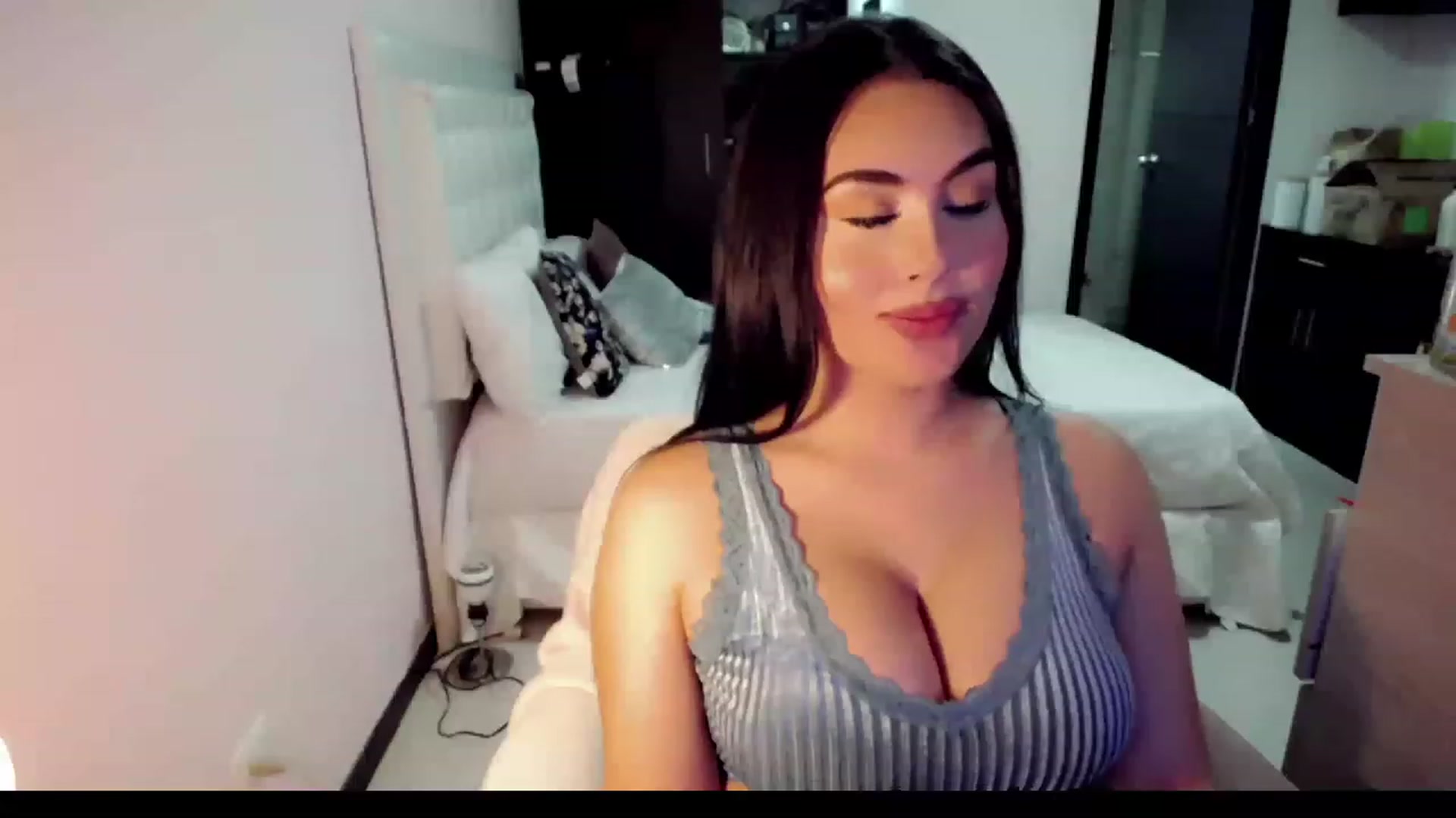 Gallery image thumbnail from MissHill's myfreecams stream on, 04/15/2023, 21:12 image 3 of 20