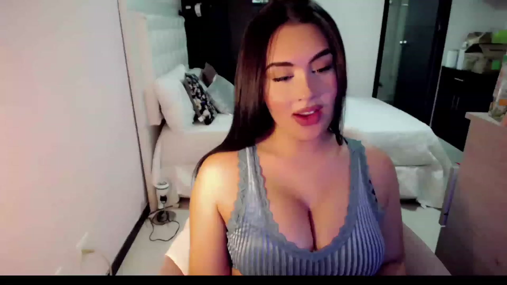 Gallery image thumbnail from MissHill's myfreecams stream on, 04/15/2023, 21:12 image 1 of 20