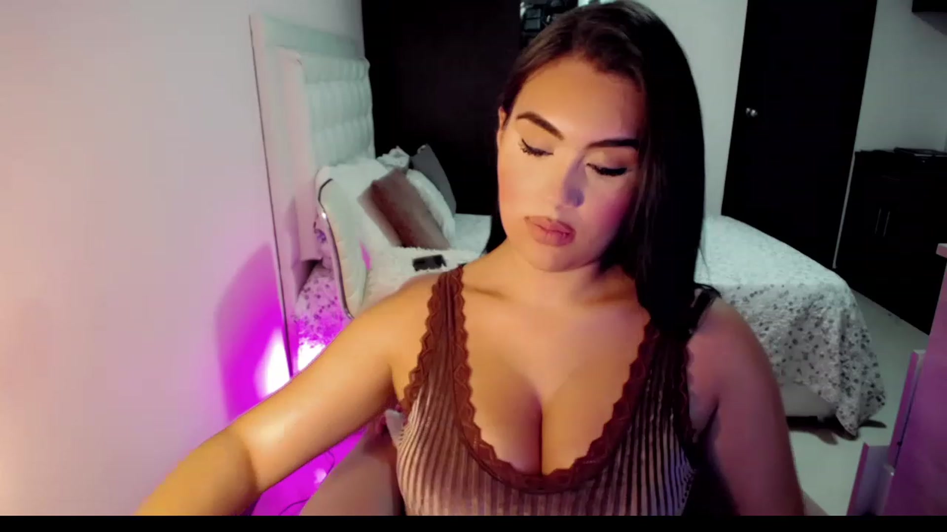 Gallery image thumbnail from MissHill's myfreecams stream on, 05/21/2023, 18:15 image 3 of 20