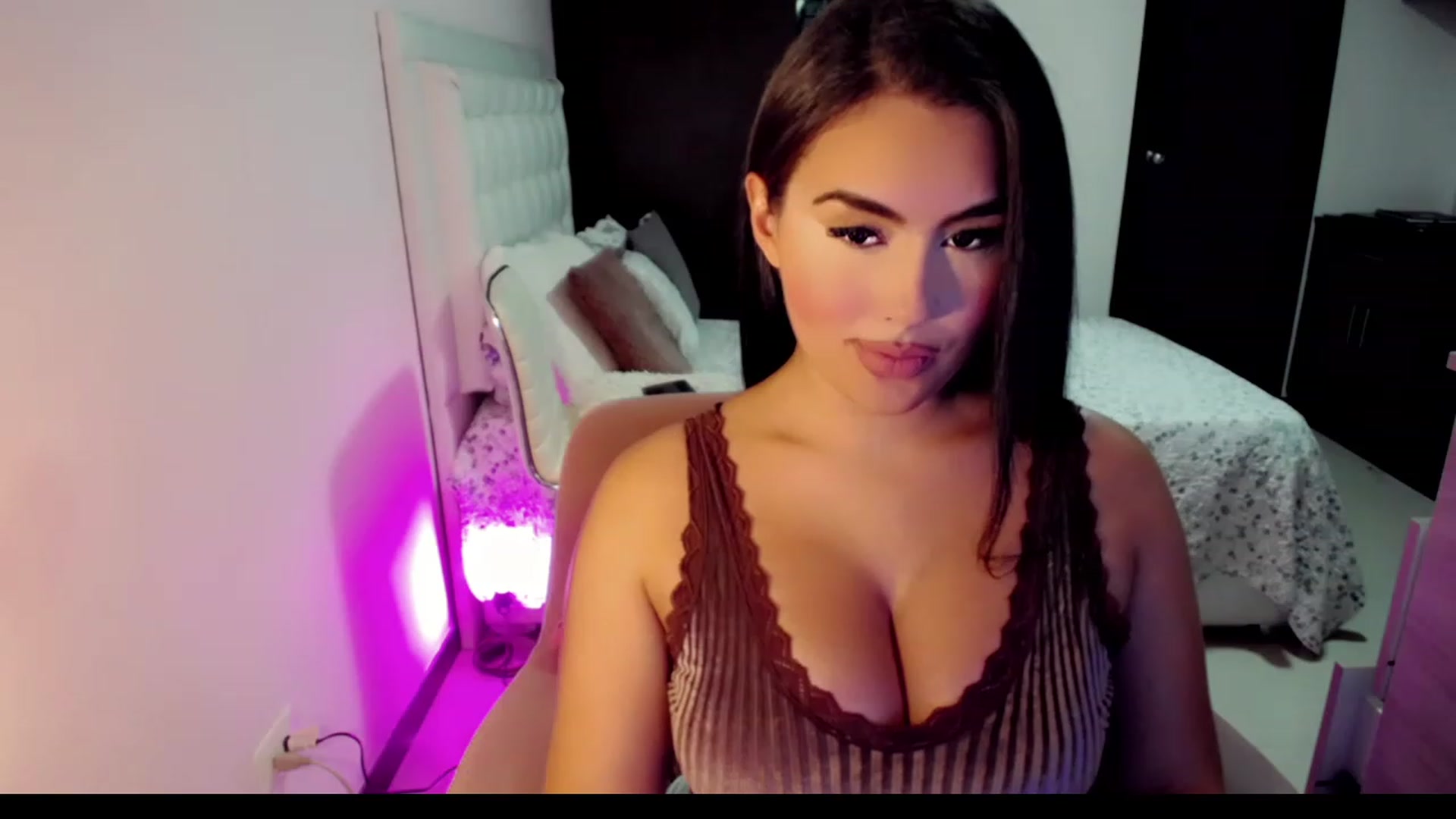 Gallery image thumbnail from MissHill's myfreecams stream on, 05/21/2023, 18:15 image 10 of 20