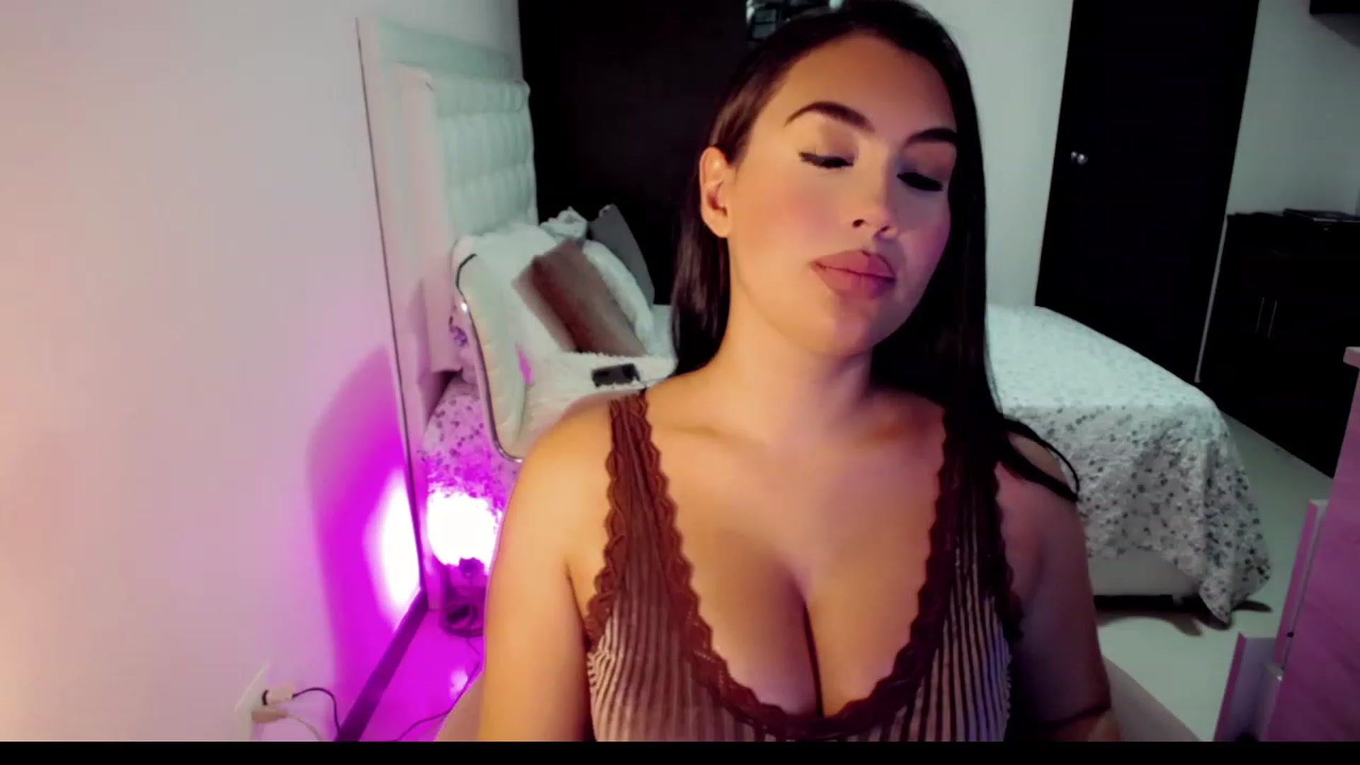 Gallery image thumbnail from MissHill's myfreecams stream on, 05/21/2023, 18:15 image 4 of 20