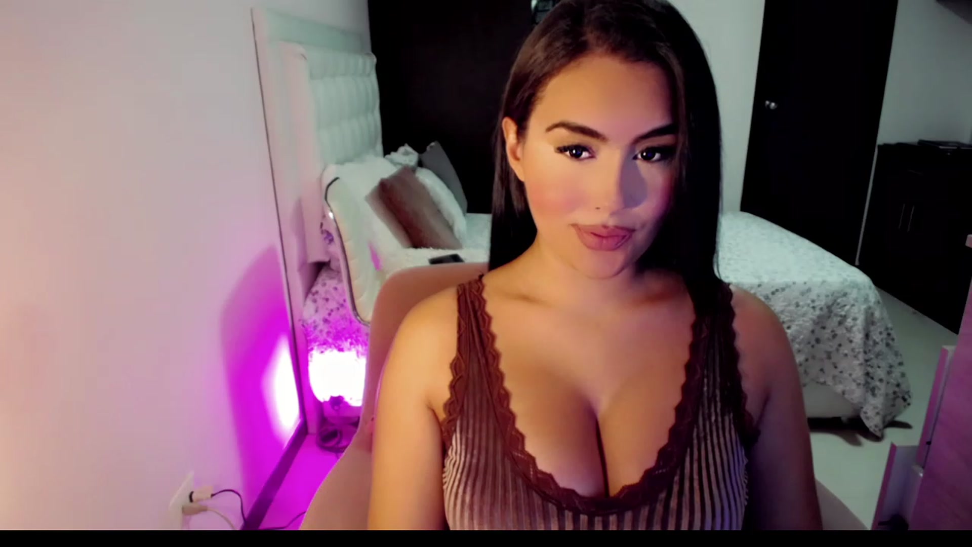 Gallery image thumbnail from MissHill's myfreecams stream on, 05/21/2023, 18:15 image 8 of 20
