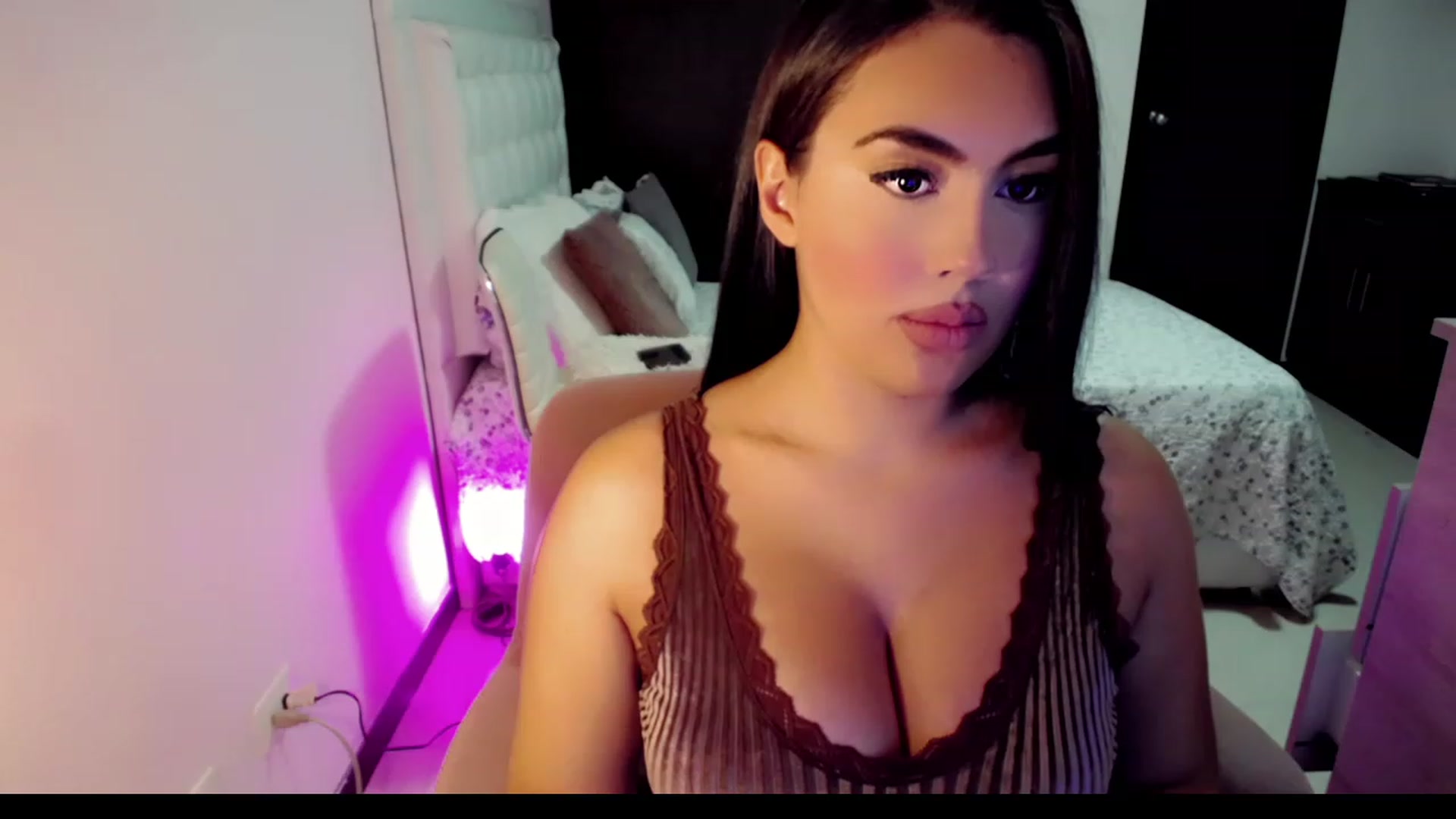 Gallery image thumbnail from MissHill's myfreecams stream on, 05/21/2023, 18:15 image 6 of 20