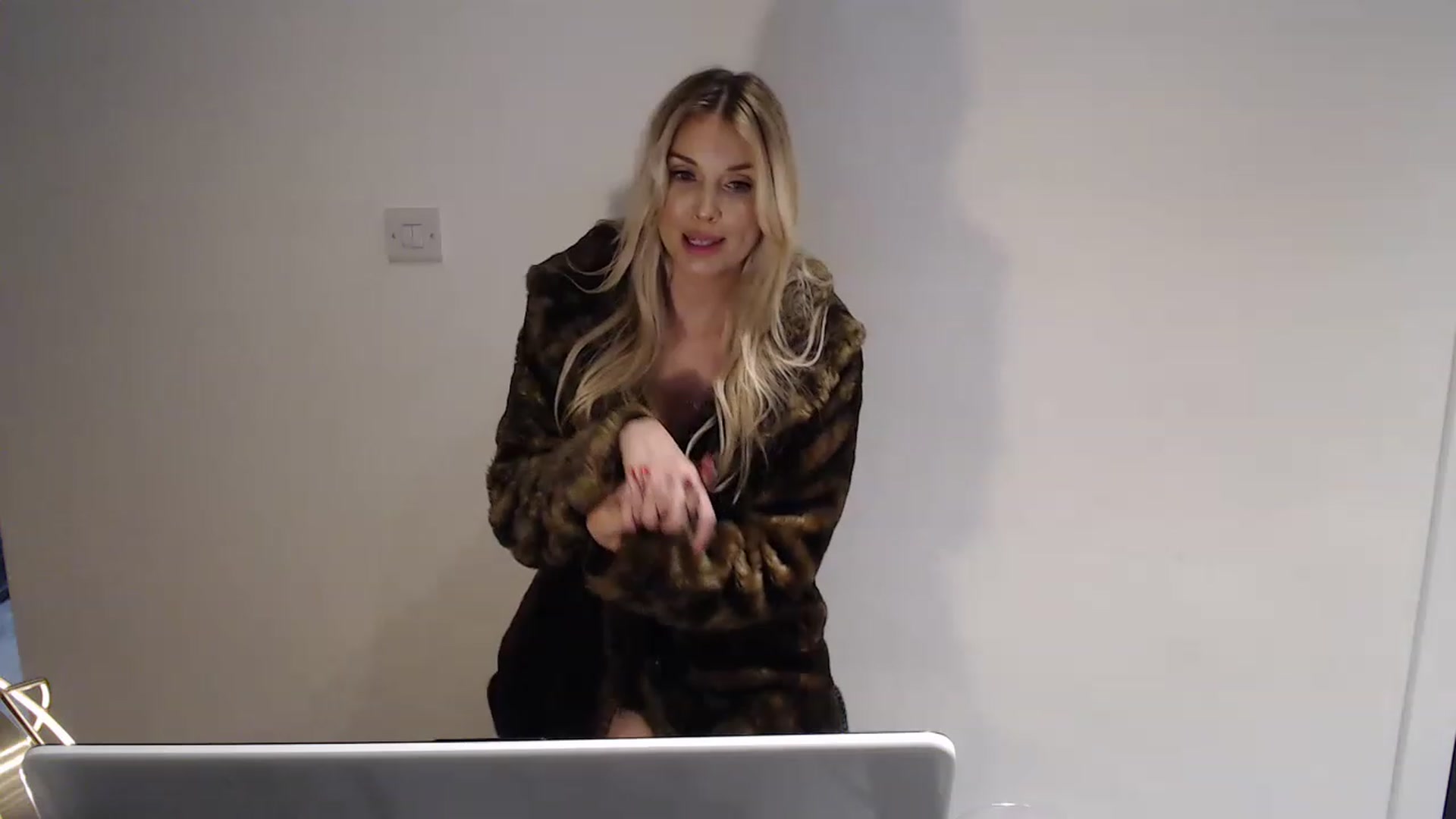 Gallery image thumbnail from MissHoneyDew's myfreecams stream on, 12/29/2022, 23:16 image 13 of 20