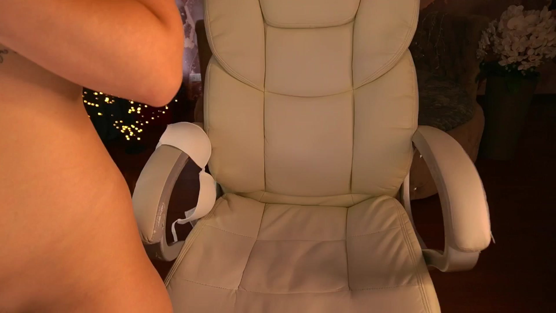 Gallery image thumbnail from MissInnocent's myfreecams stream on, 06/15/2024, 11:37 image 14 of 20