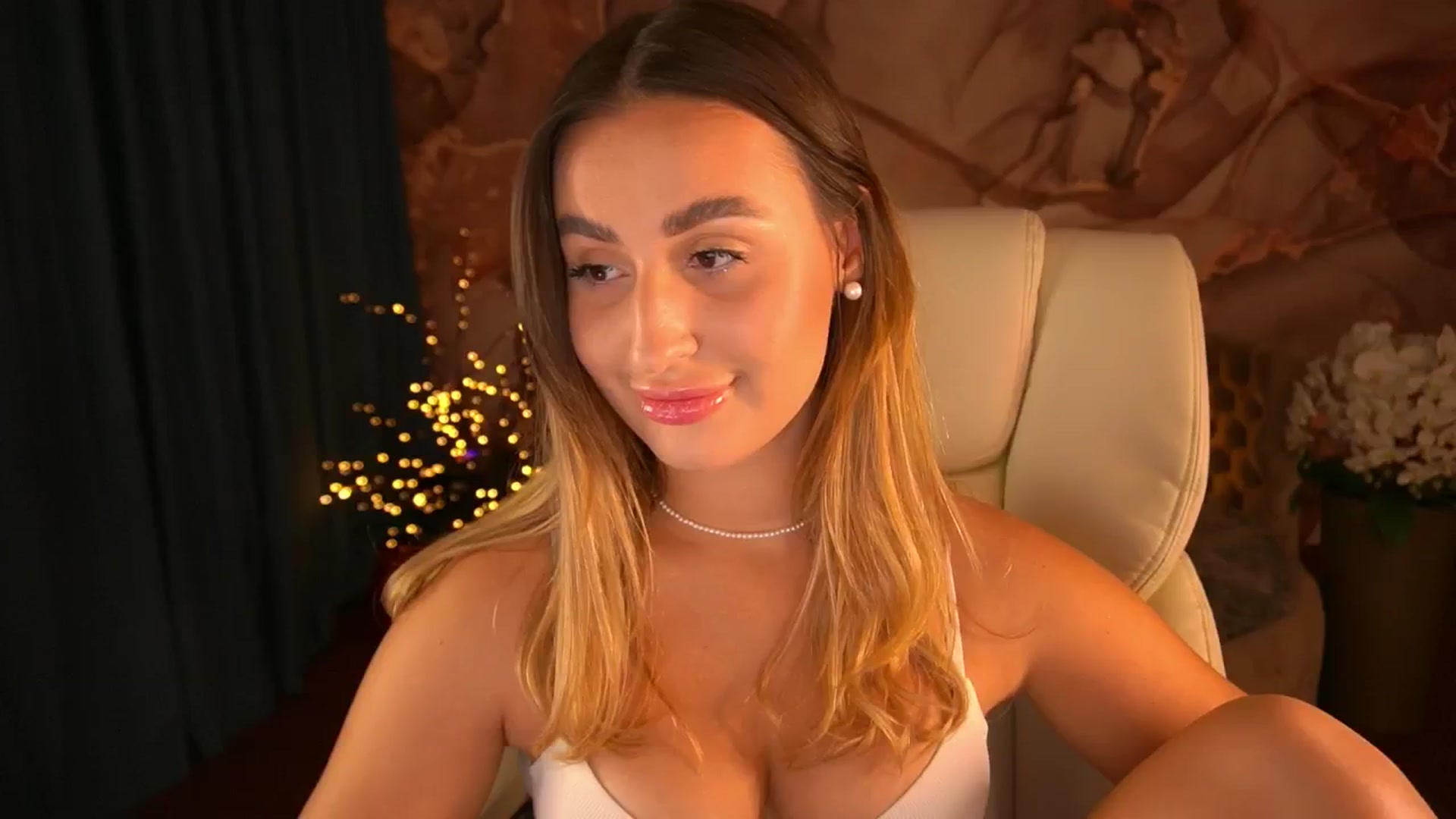Gallery image thumbnail from MissInnocent's myfreecams stream on, 06/15/2024, 18:30 image 10 of 20