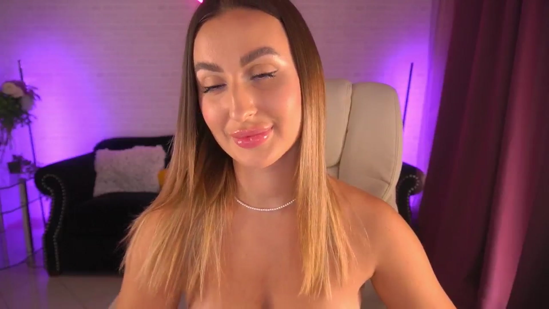 Gallery image thumbnail from MissInnocent's myfreecams stream on, 06/16/2024, 14:31 image 11 of 20