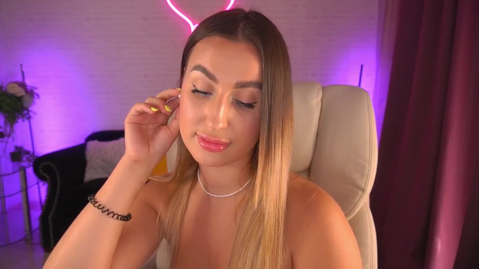 Gallery image thumbnail from MissInnocent's myfreecams stream on, 06/16/2024, 14:31 image 17 of 20