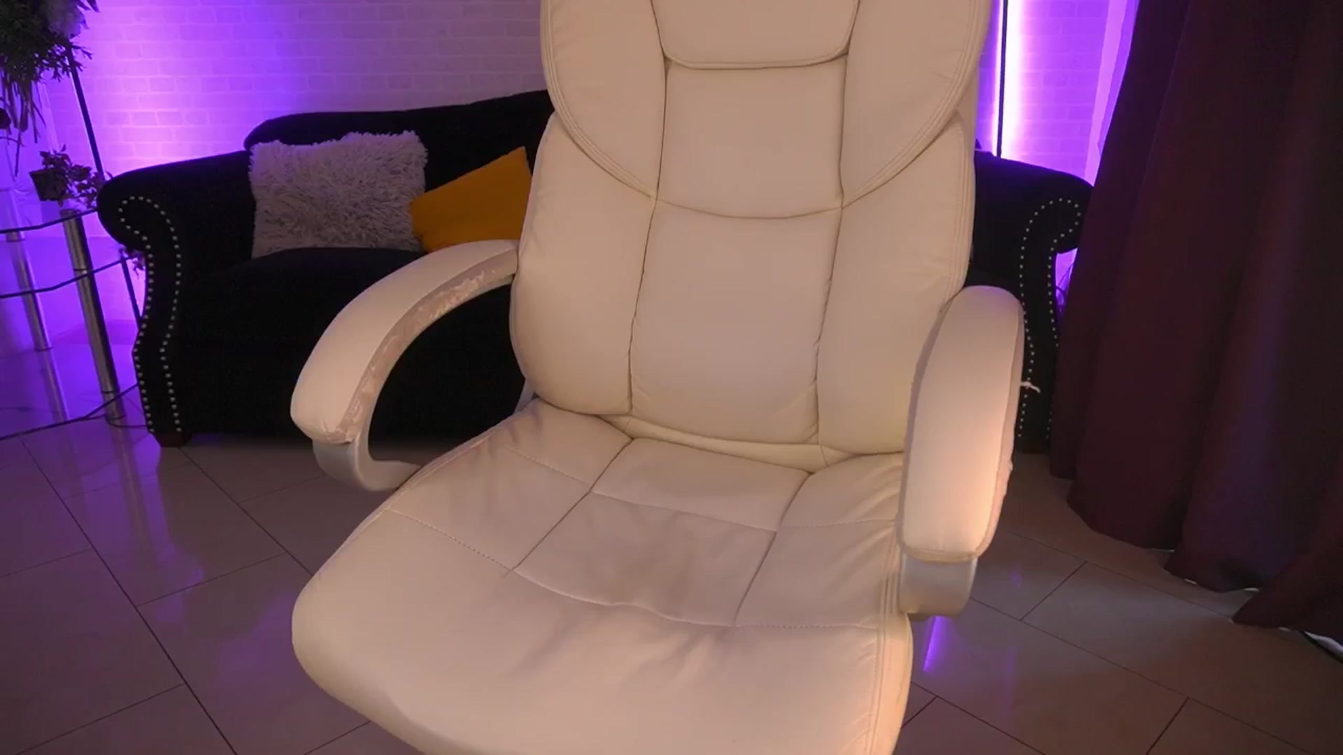 Gallery image thumbnail from MissInnocent's myfreecams stream on, 06/16/2024, 18:10 image 14 of 20