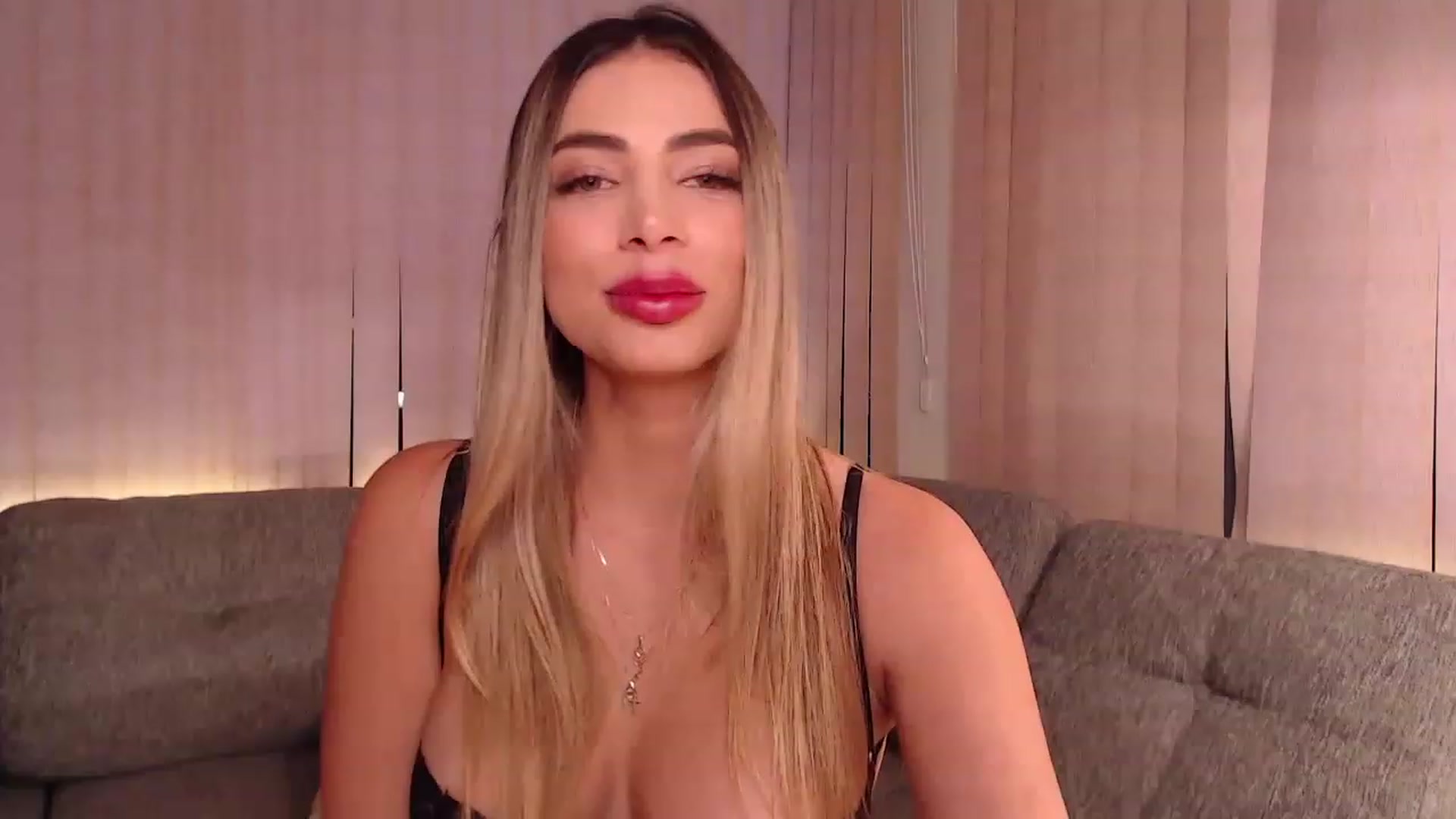 Gallery image thumbnail from MissJaramillo's myfreecams stream on, 12/20/2022, 02:53 image 2 of 20