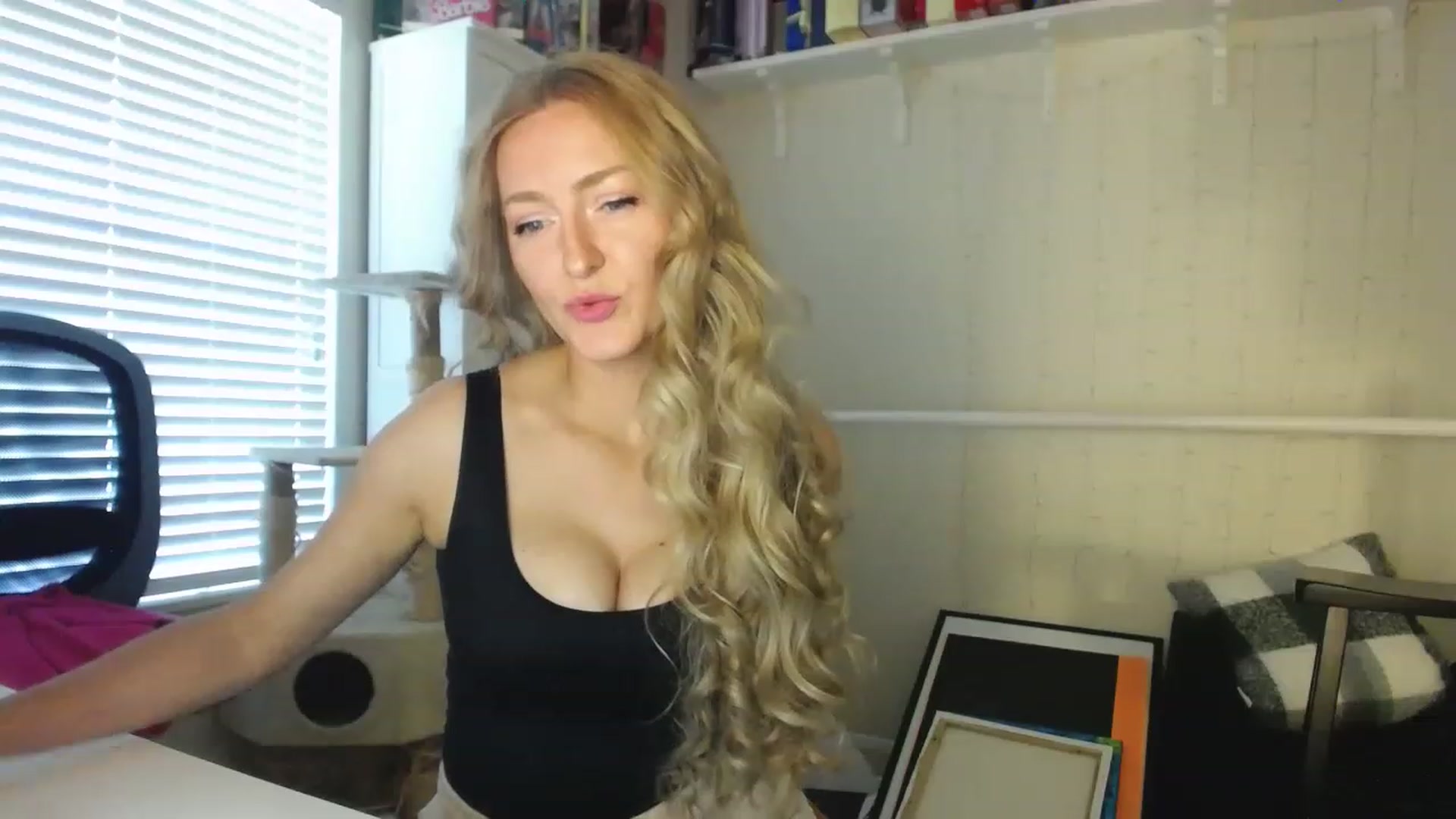Gallery image thumbnail from MissJules's myfreecams stream on, 04/17/2023, 15:45 image 7 of 20