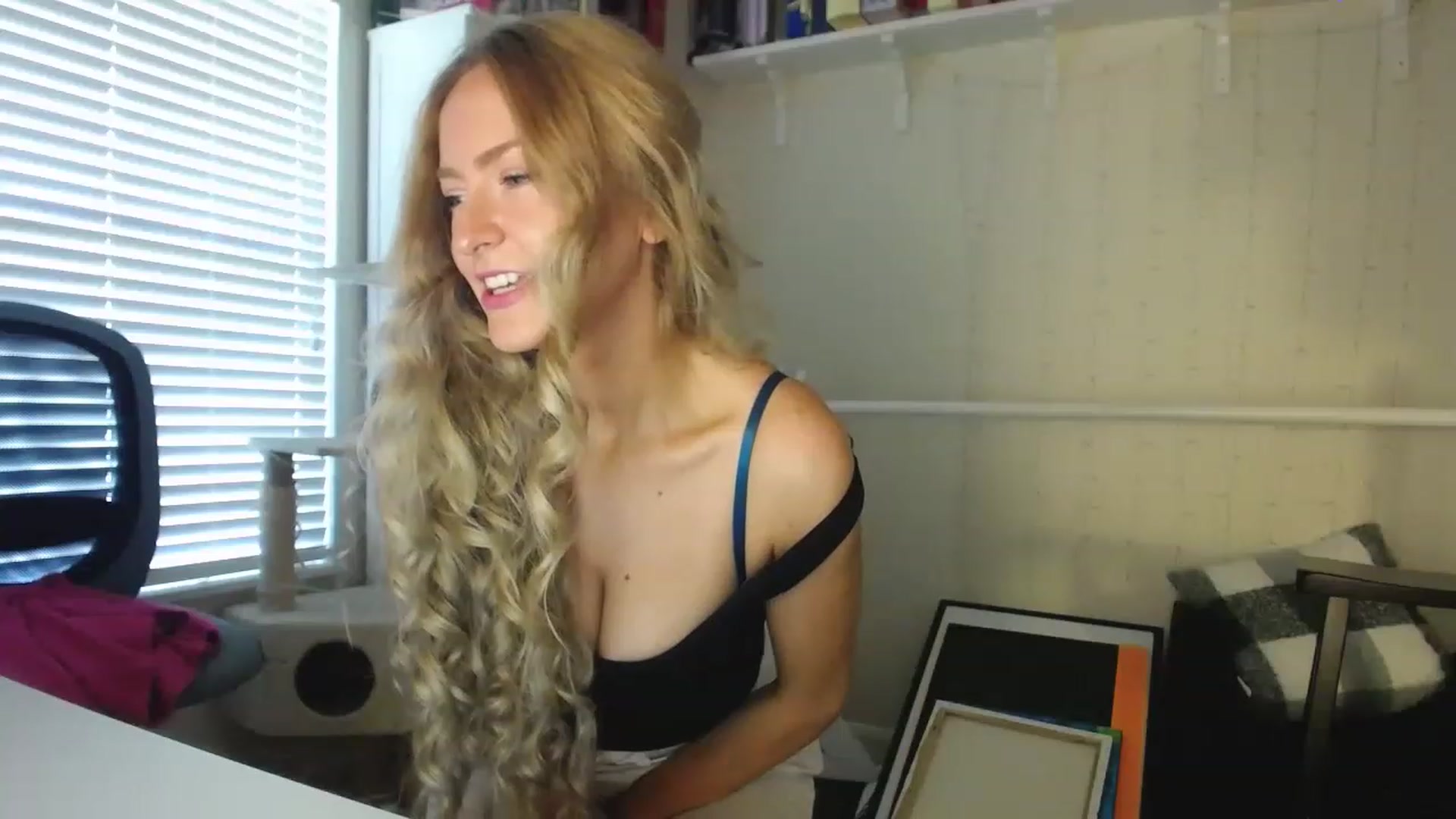 Gallery image thumbnail from MissJules's myfreecams stream on, 04/17/2023, 15:45 image 19 of 20