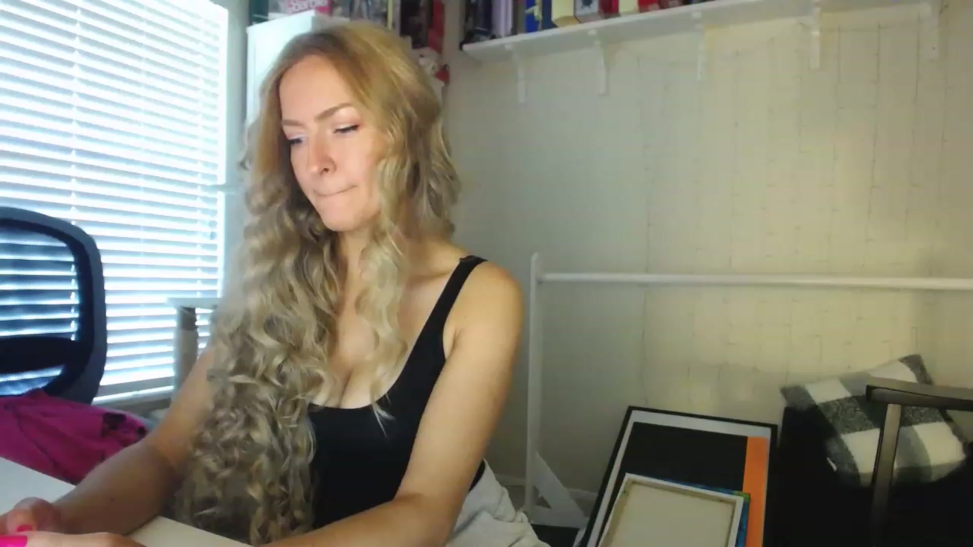 Gallery image thumbnail from MissJules's myfreecams stream on, 04/17/2023, 15:45 image 6 of 20