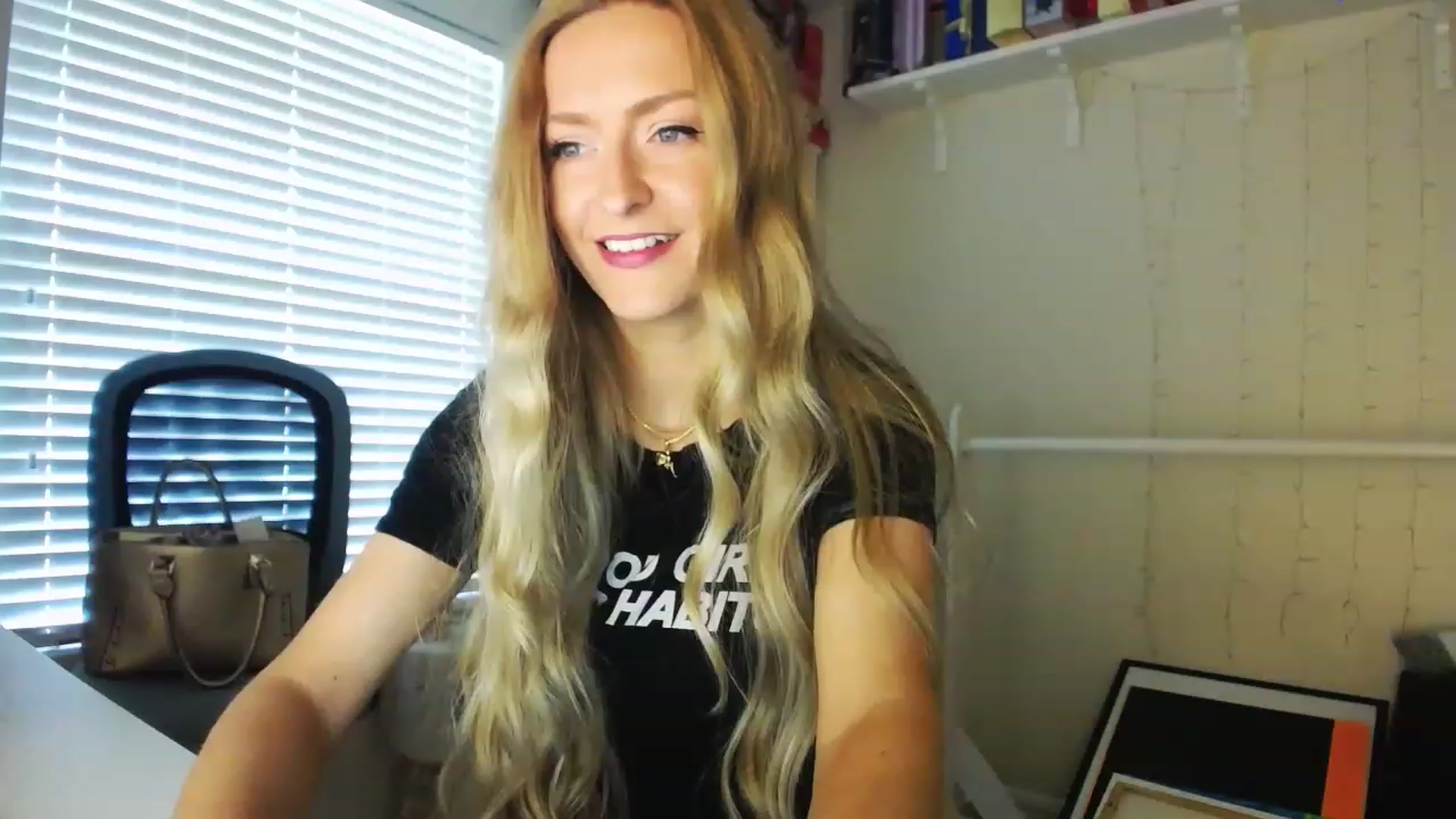 Gallery image thumbnail from MissJules's myfreecams stream on, 04/19/2023, 13:56 image 6 of 20